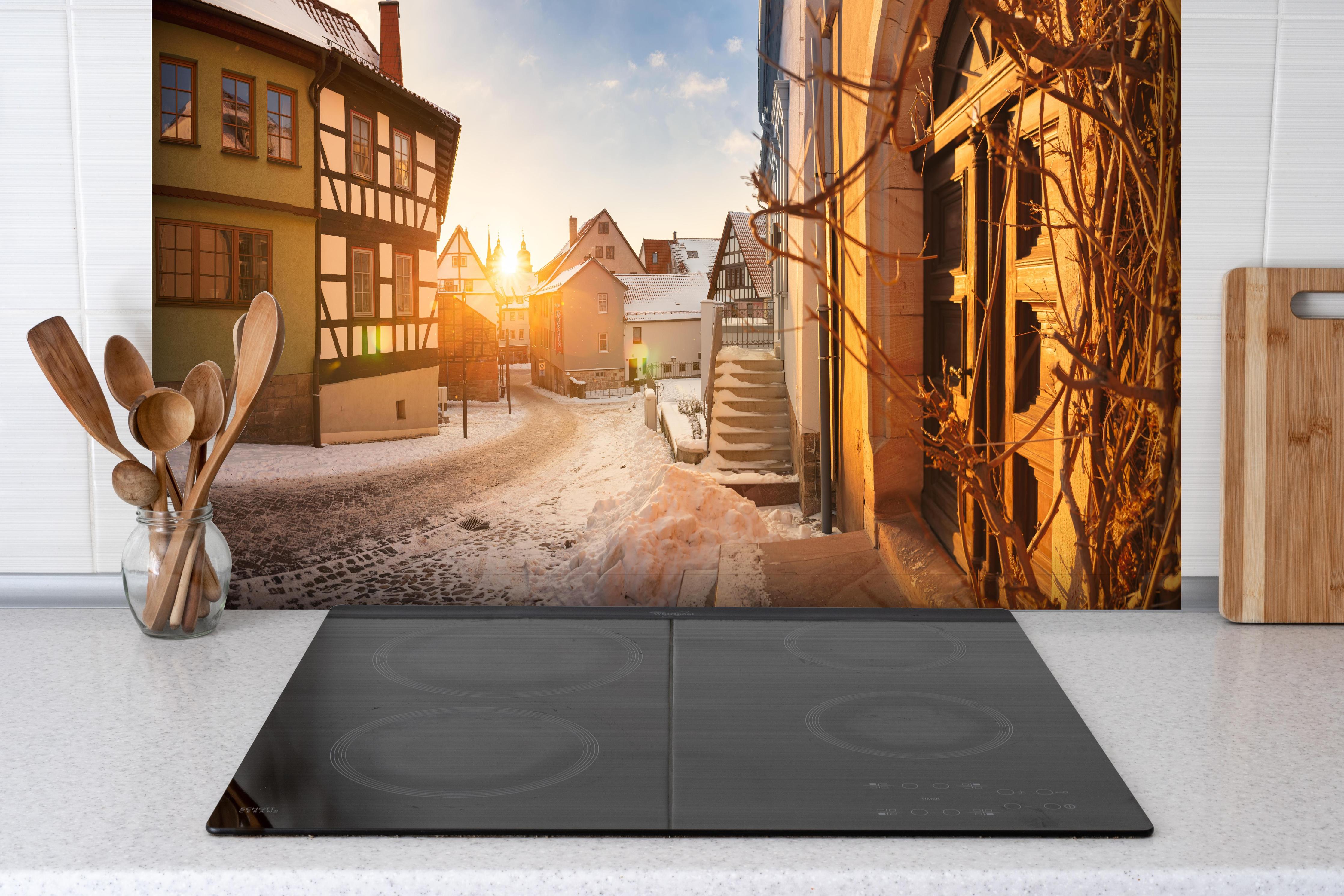 Spritzschutz - Blick auf Schmalkalden im Winter hinter einem Cerankochfeld zwischen Holz-Kochutensilien
