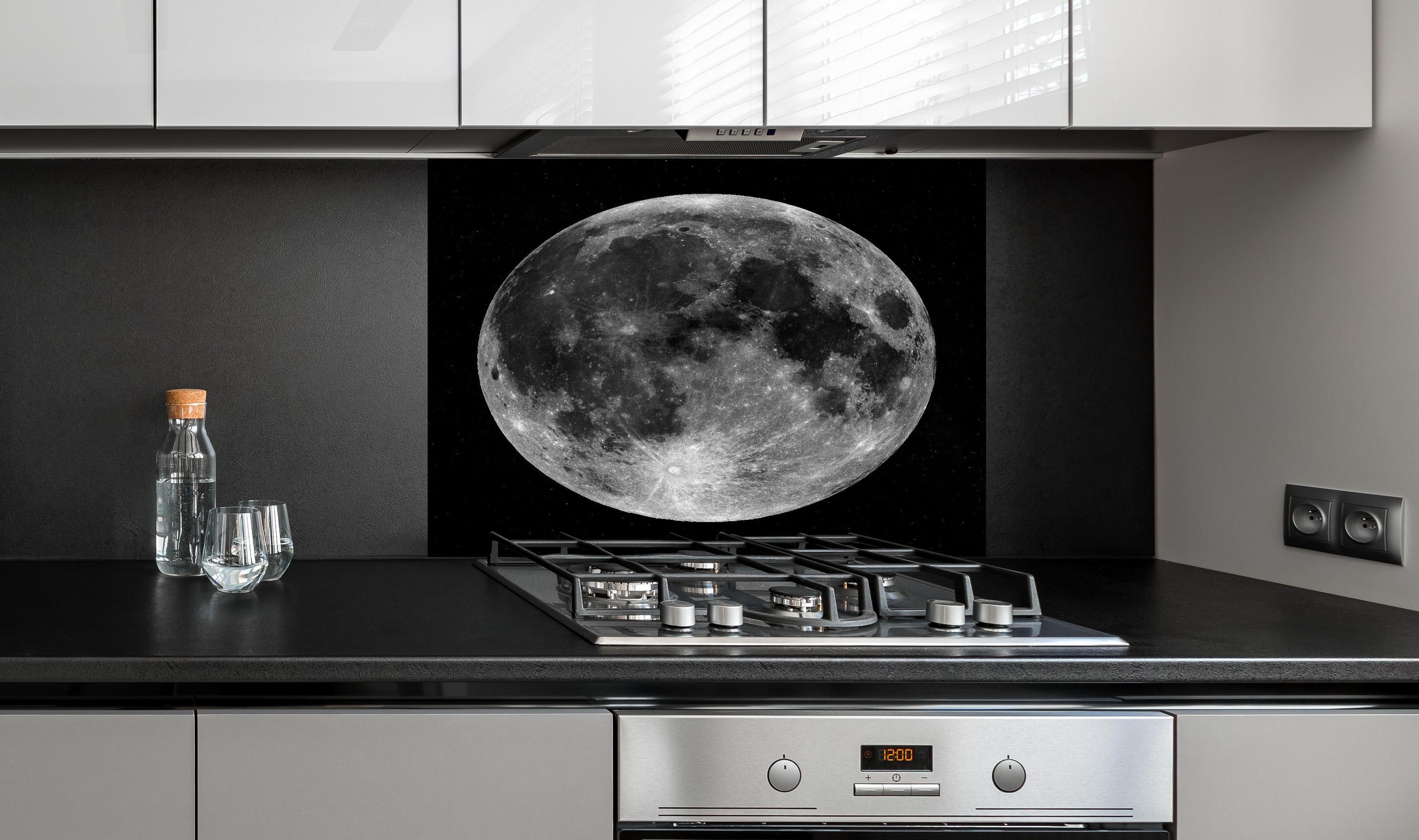 Spritzschutz - Blick auf den Mond - NASA hinter einem Cerankochfeld zwischen Holz-Kochutensilien
