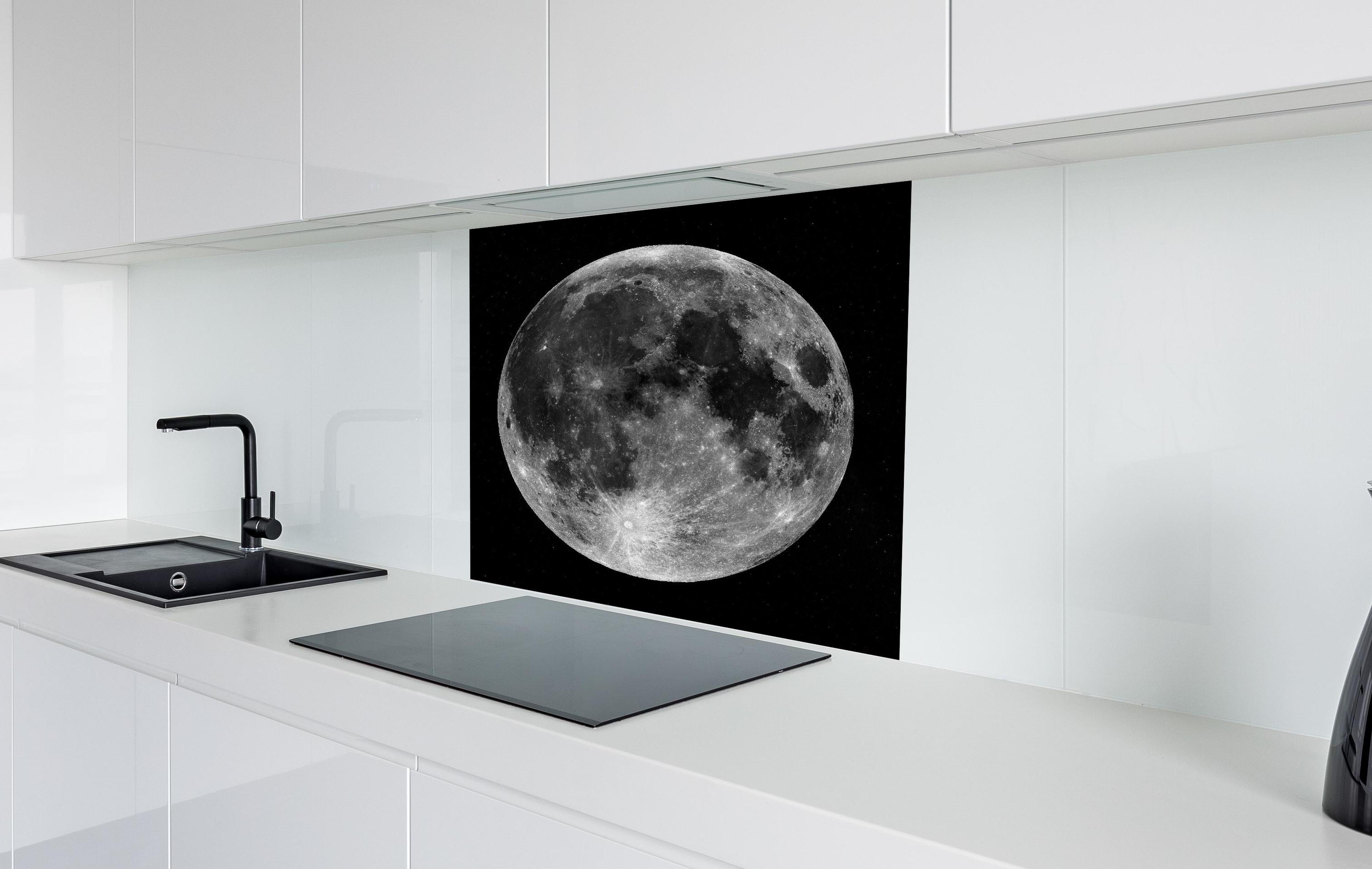 Spritzschutz - Blick auf den Mond - NASA hinter einem Cerankochfeld zwischen Holz-Kochutensilien
