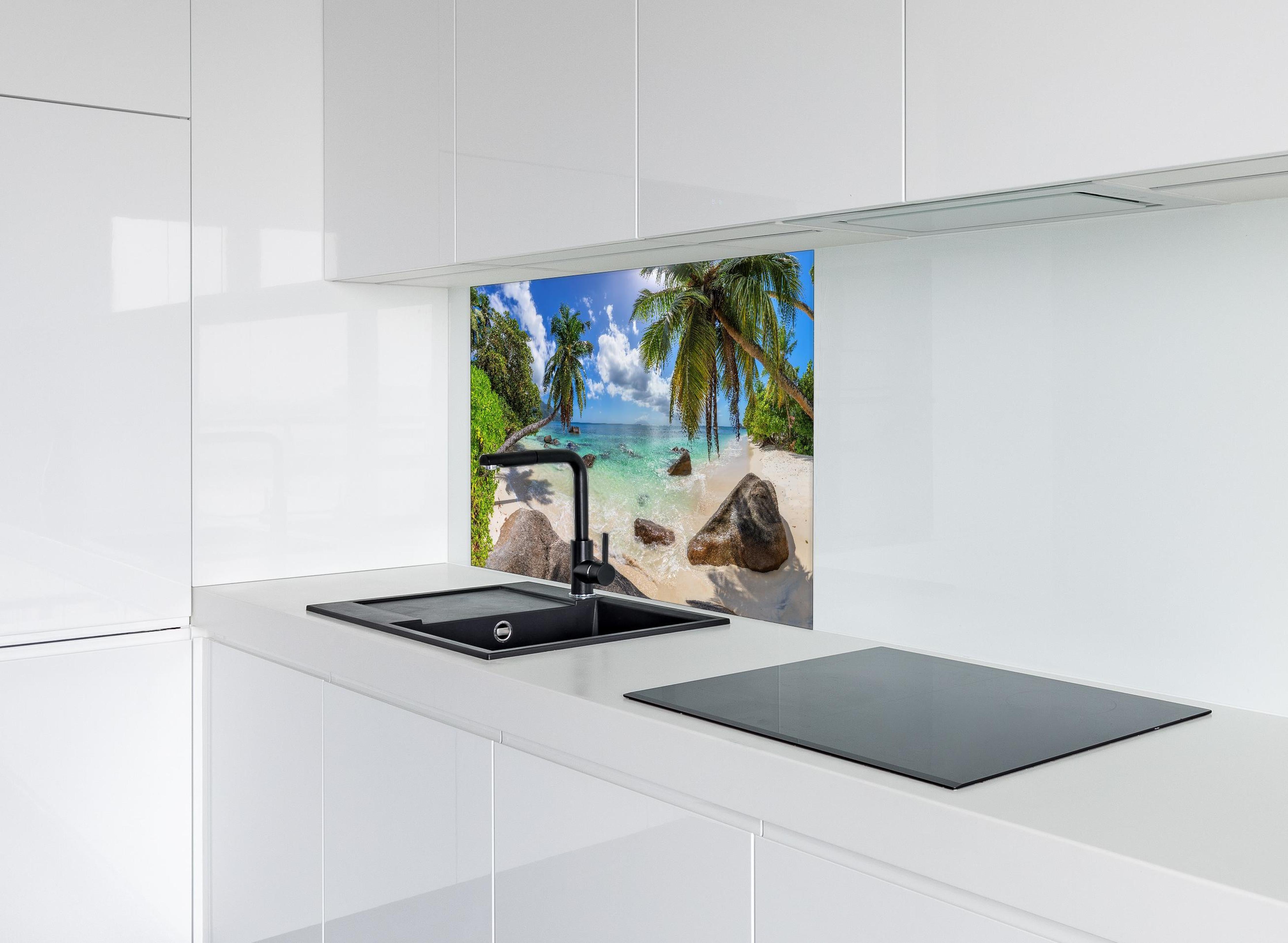 Spritzschutz - Blick auf den schönen tropischen Strand hinter einem Cerankochfeld zwischen Holz-Kochutensilien
