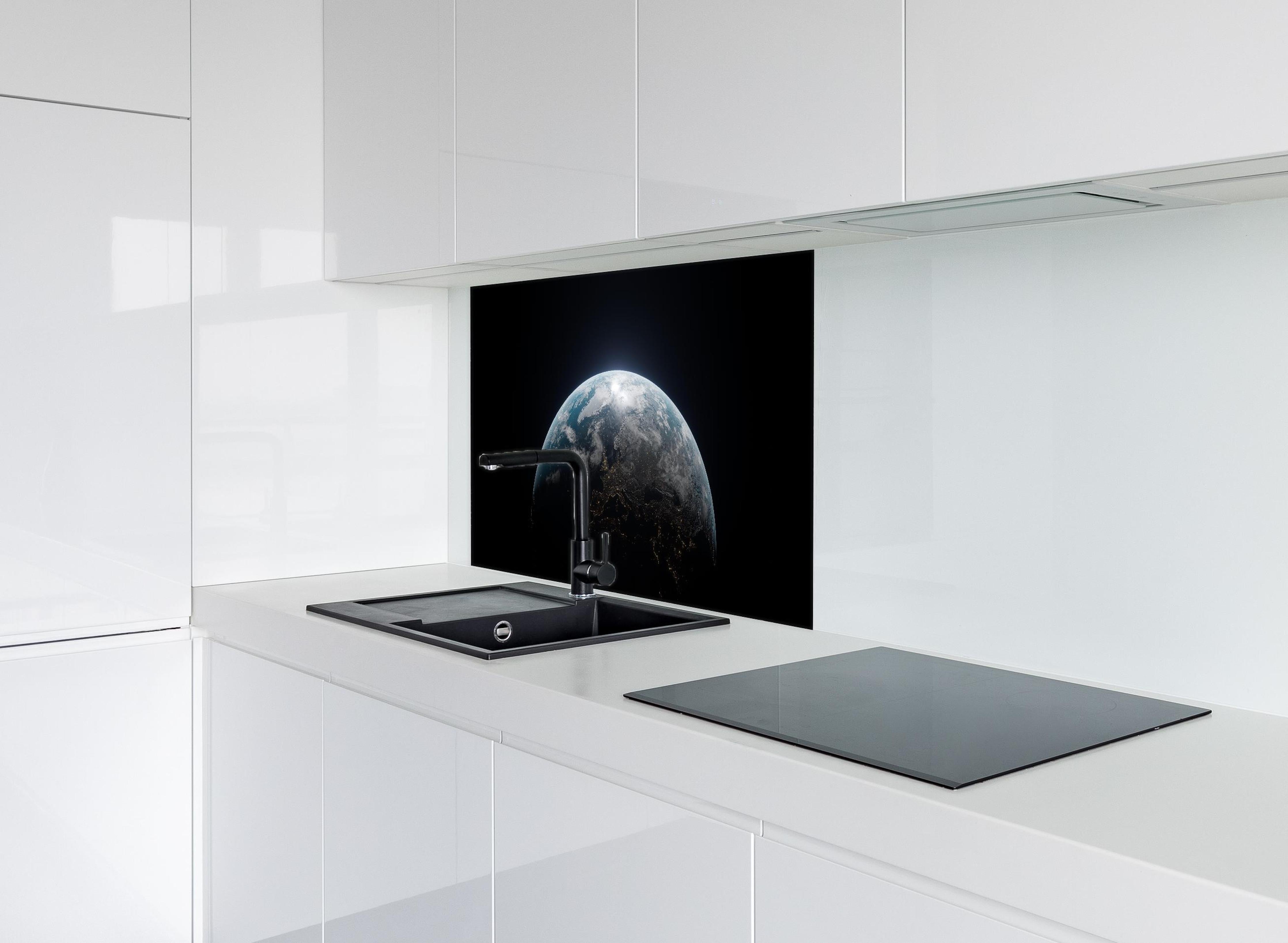 Spritzschutz - Blick auf die Erde hinter einem Cerankochfeld zwischen Holz-Kochutensilien
