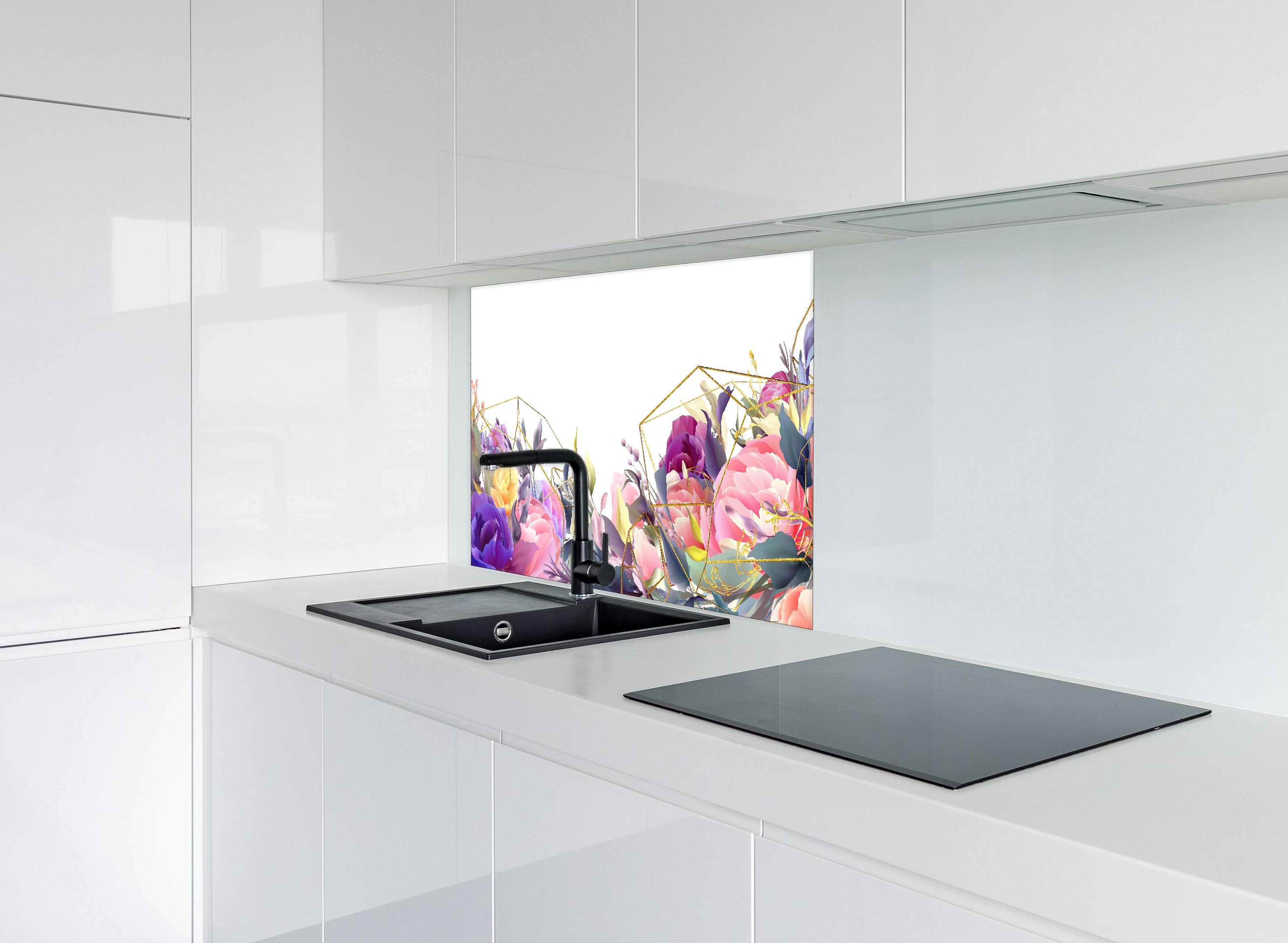 Spritzschutz - Blühendes Design mit eleganten Goldlinien hinter einem Cerankochfeld zwischen Holz-Kochutensilien
