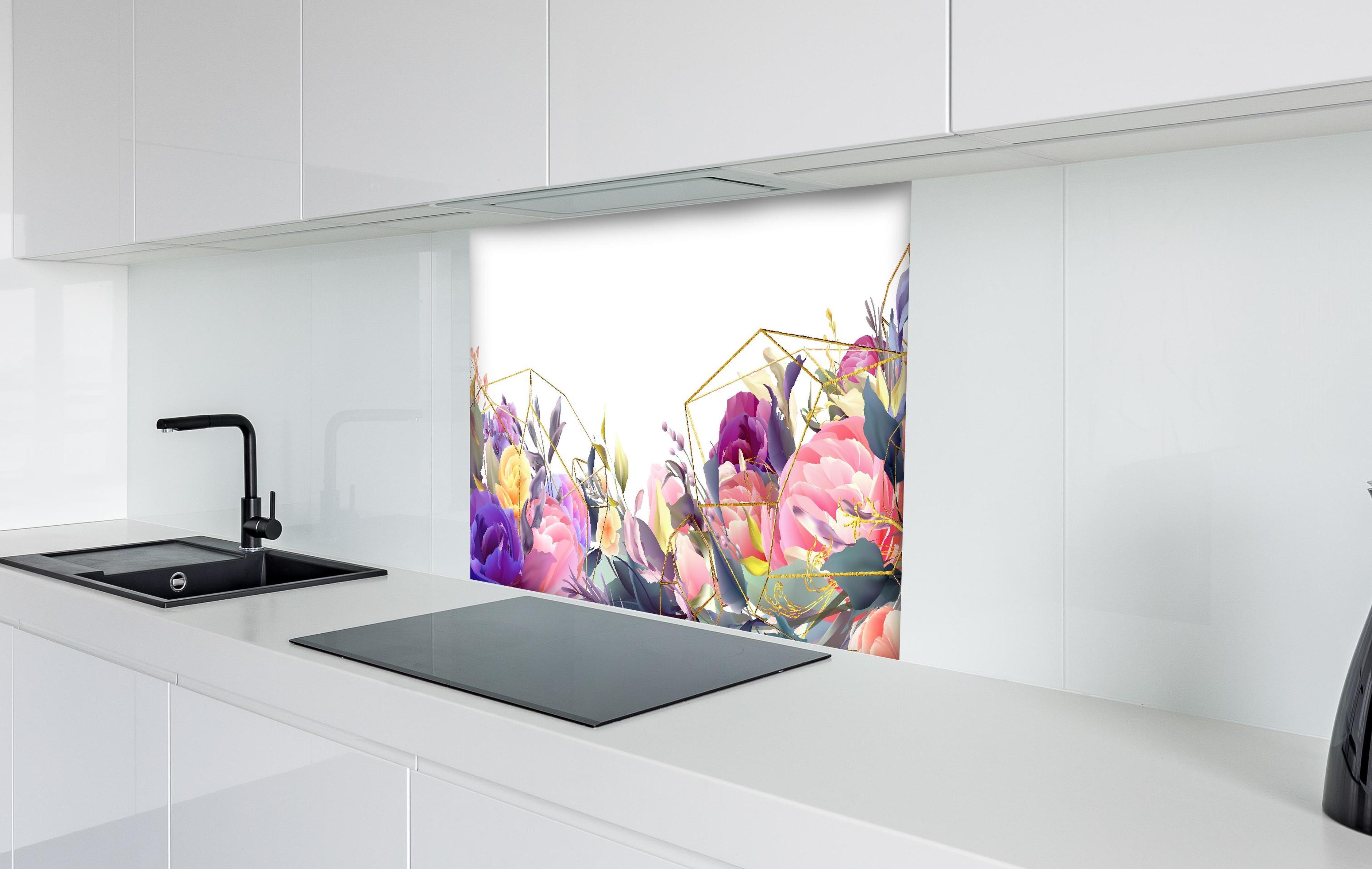 Spritzschutz - Blühendes Design mit eleganten Goldlinien hinter einem Cerankochfeld zwischen Holz-Kochutensilien
