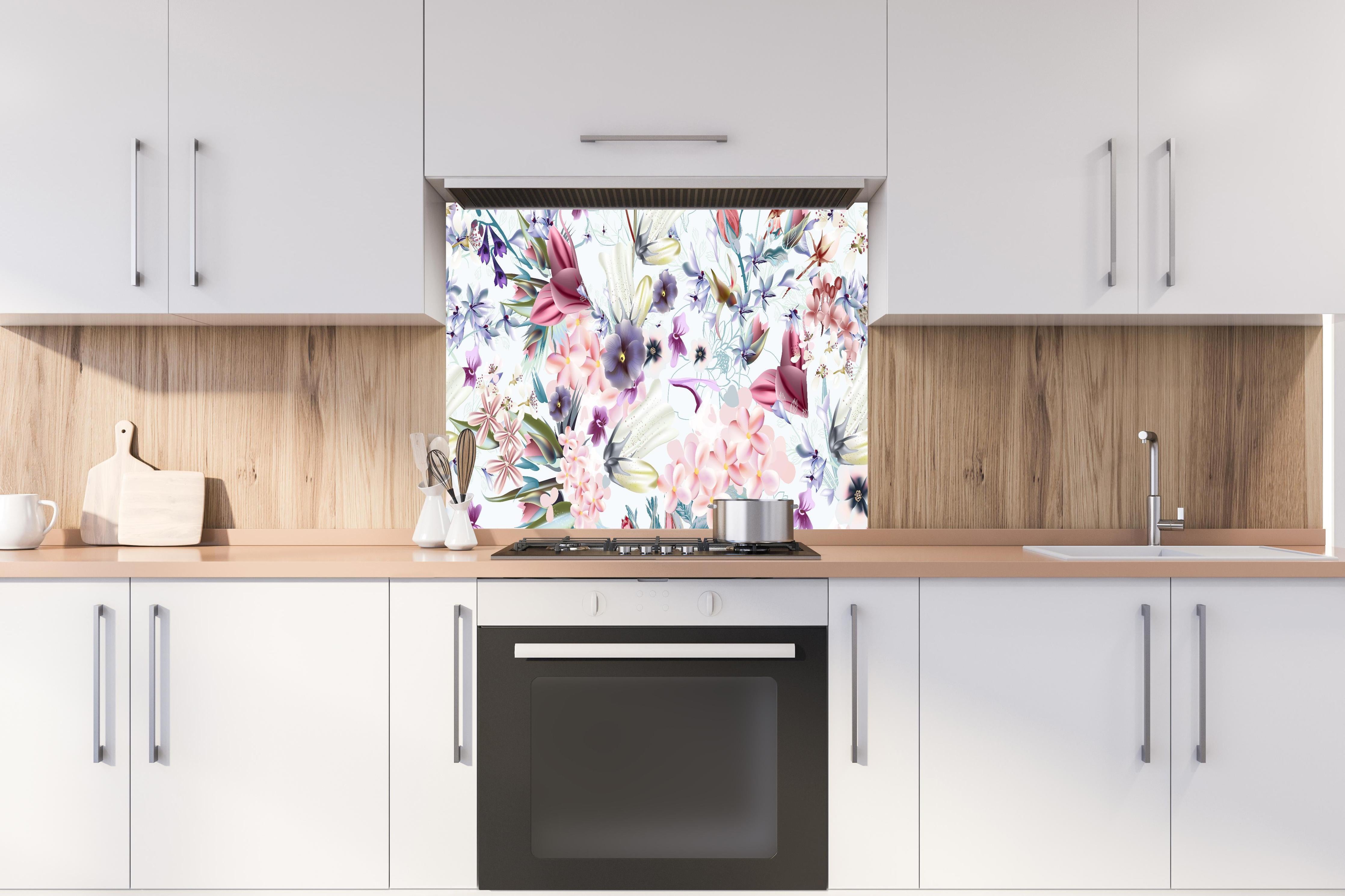 Spritzschutz - Blütenexplosion - Aquarell hinter einem Cerankochfeld zwischen Holz-Kochutensilien
