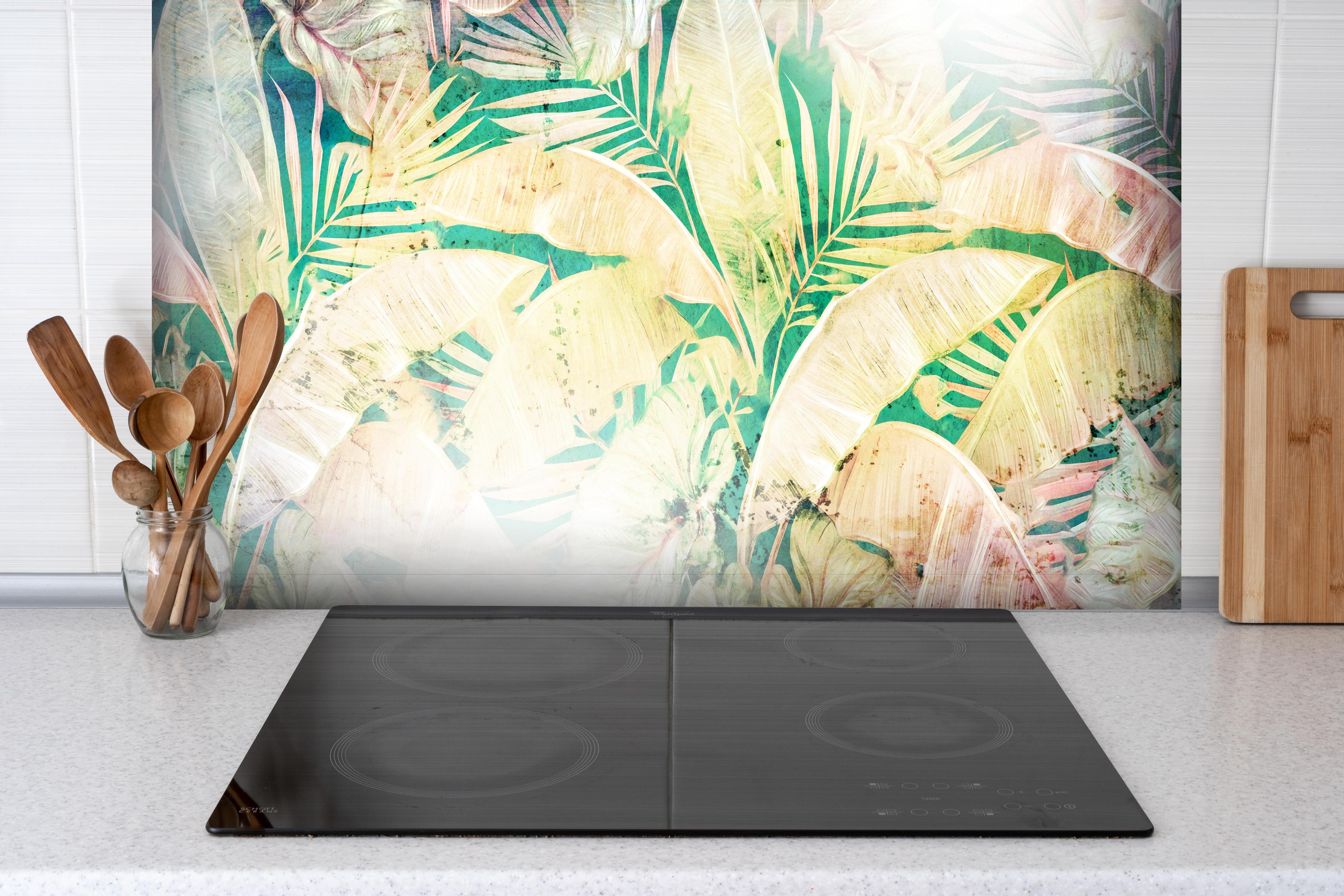 Spritzschutz - Blumen Portait hinter einem Cerankochfeld zwischen Holz-Kochutensilien
