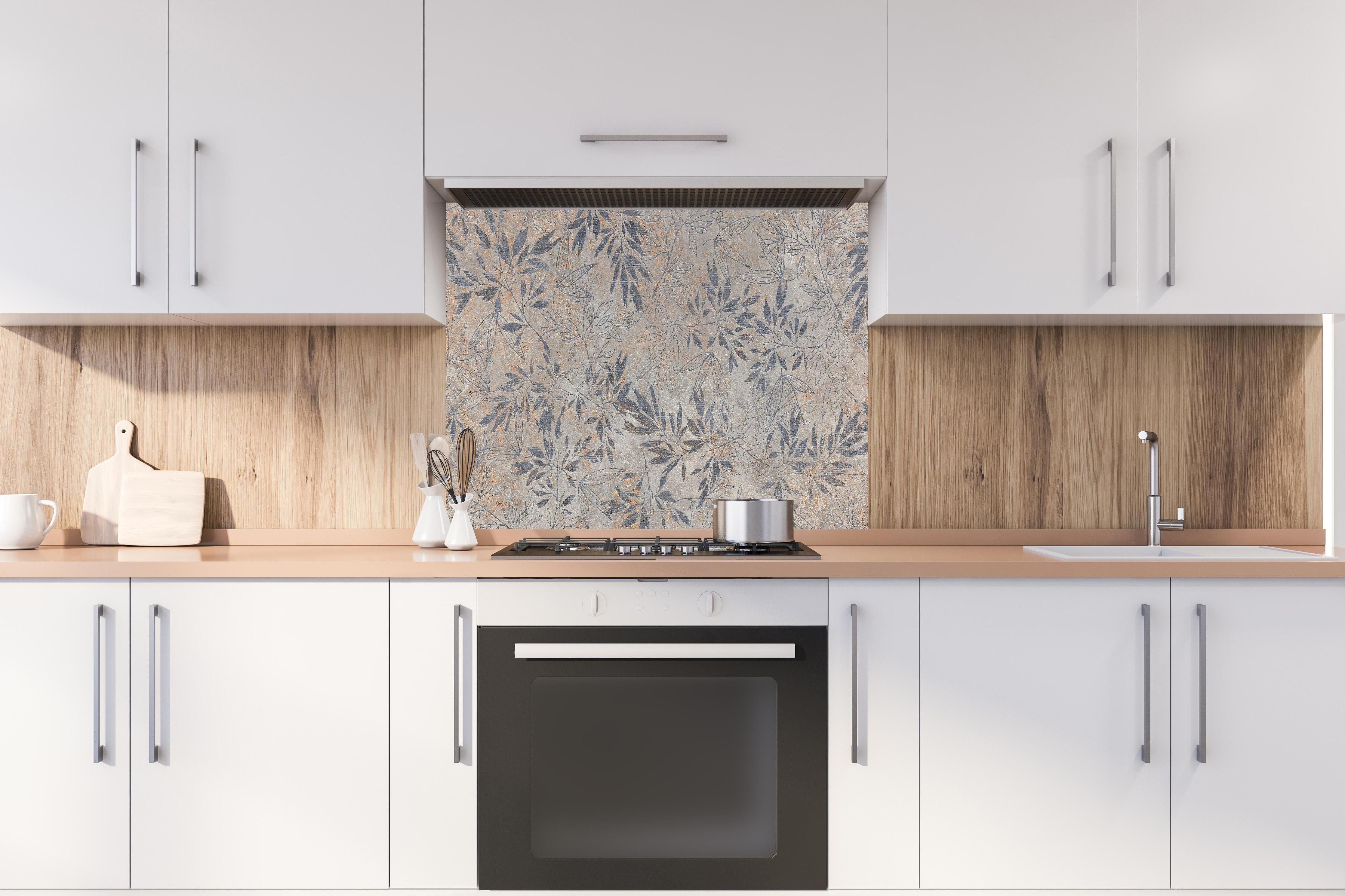 Spritzschutz - Blumen auf alten weißen Wandhintergrund hinter einem Cerankochfeld zwischen Holz-Kochutensilien
