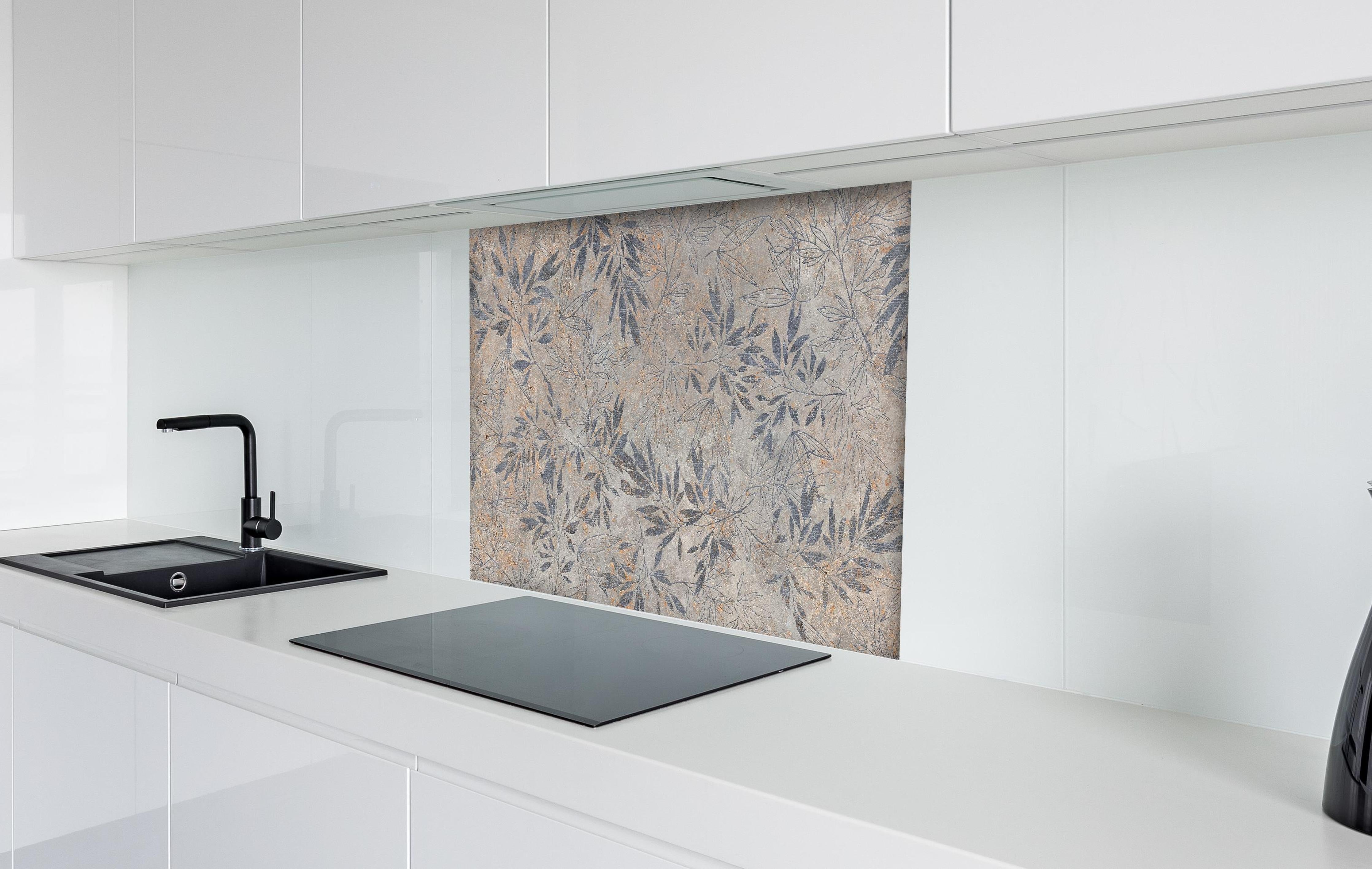 Spritzschutz - Blumen auf alten weißen Wandhintergrund hinter einem Cerankochfeld zwischen Holz-Kochutensilien
