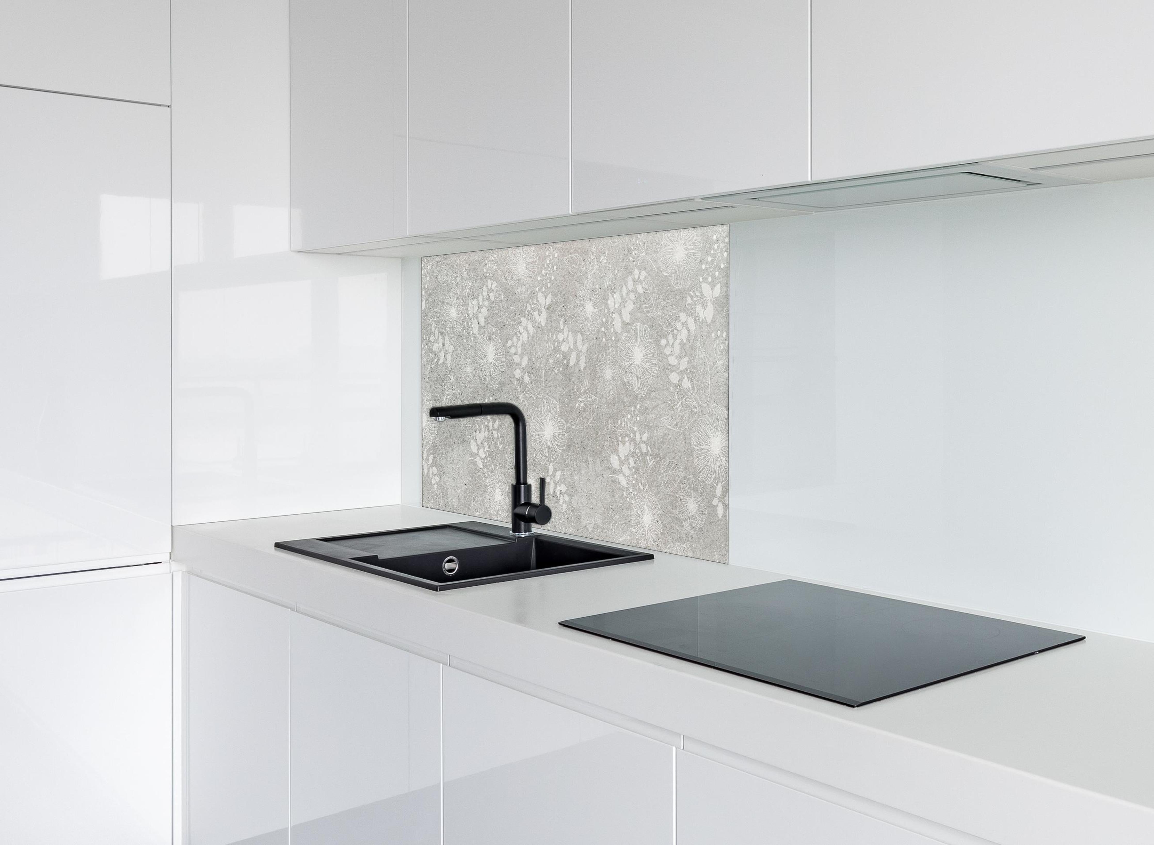 Spritzschutz - Blumen auf grauem Beton hinter einem Cerankochfeld zwischen Holz-Kochutensilien
