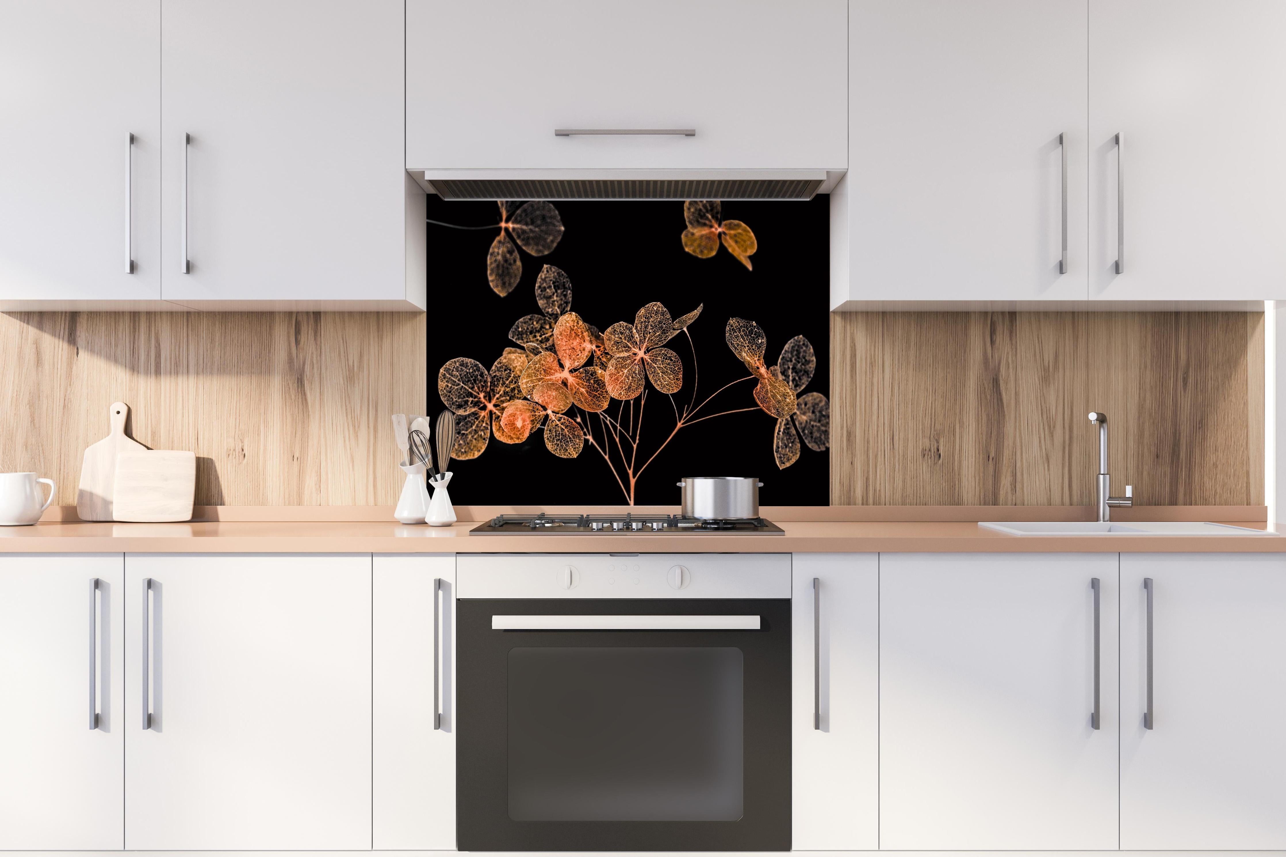 Spritzschutz - Blumen im Detail - grafik hinter einem Cerankochfeld zwischen Holz-Kochutensilien
