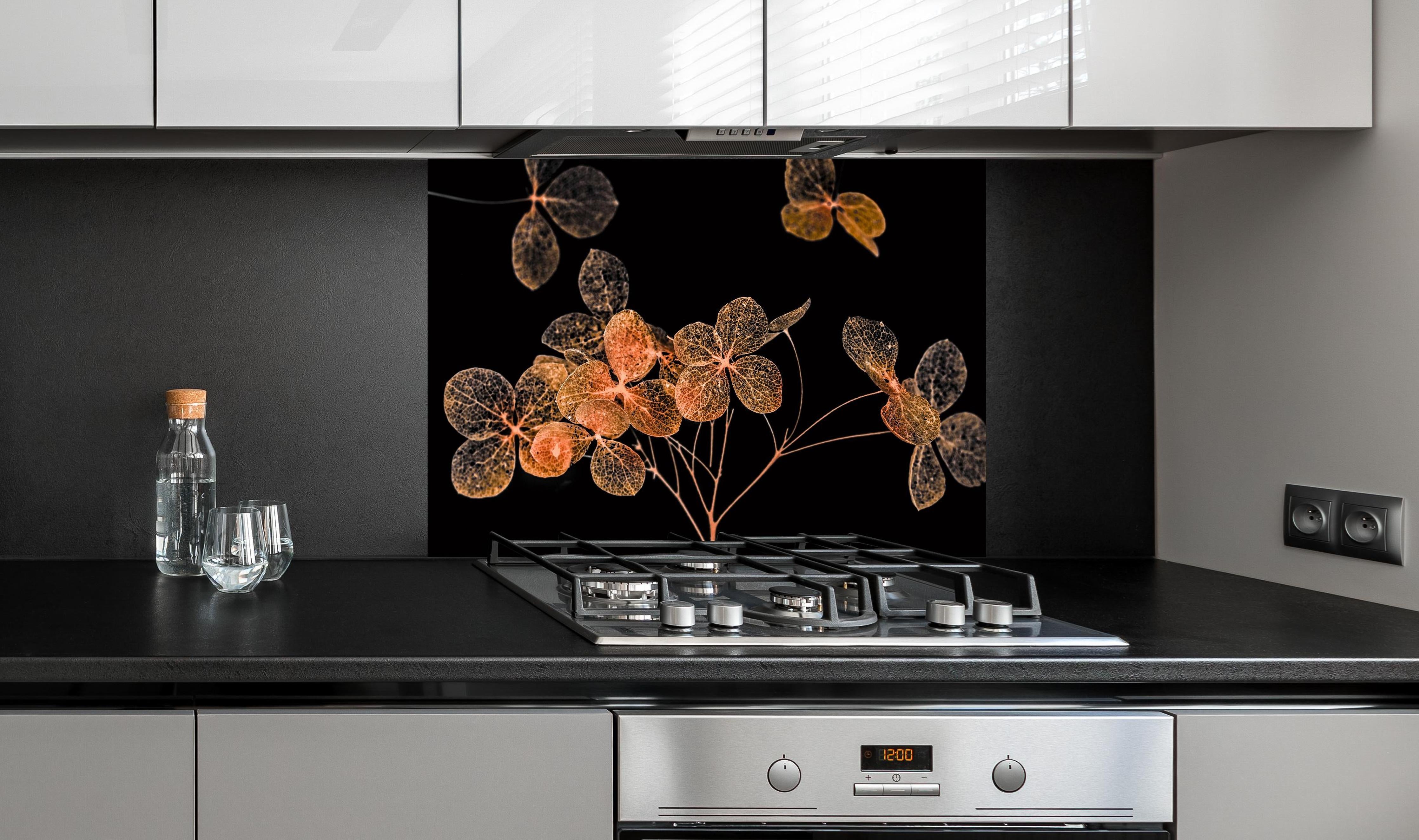 Spritzschutz - Blumen im Detail - grafik hinter einem Cerankochfeld zwischen Holz-Kochutensilien
