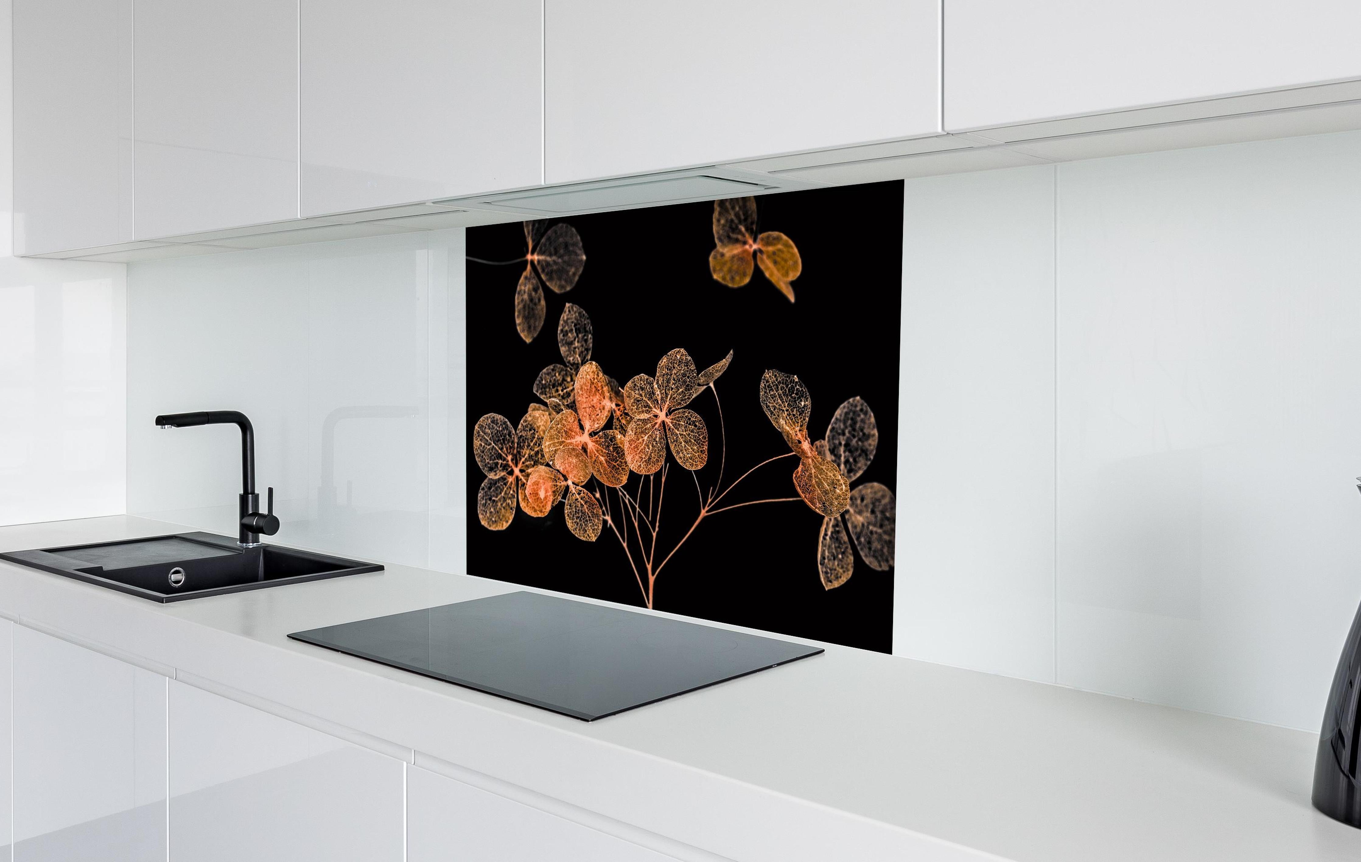 Spritzschutz - Blumen im Detail - grafik hinter einem Cerankochfeld zwischen Holz-Kochutensilien
