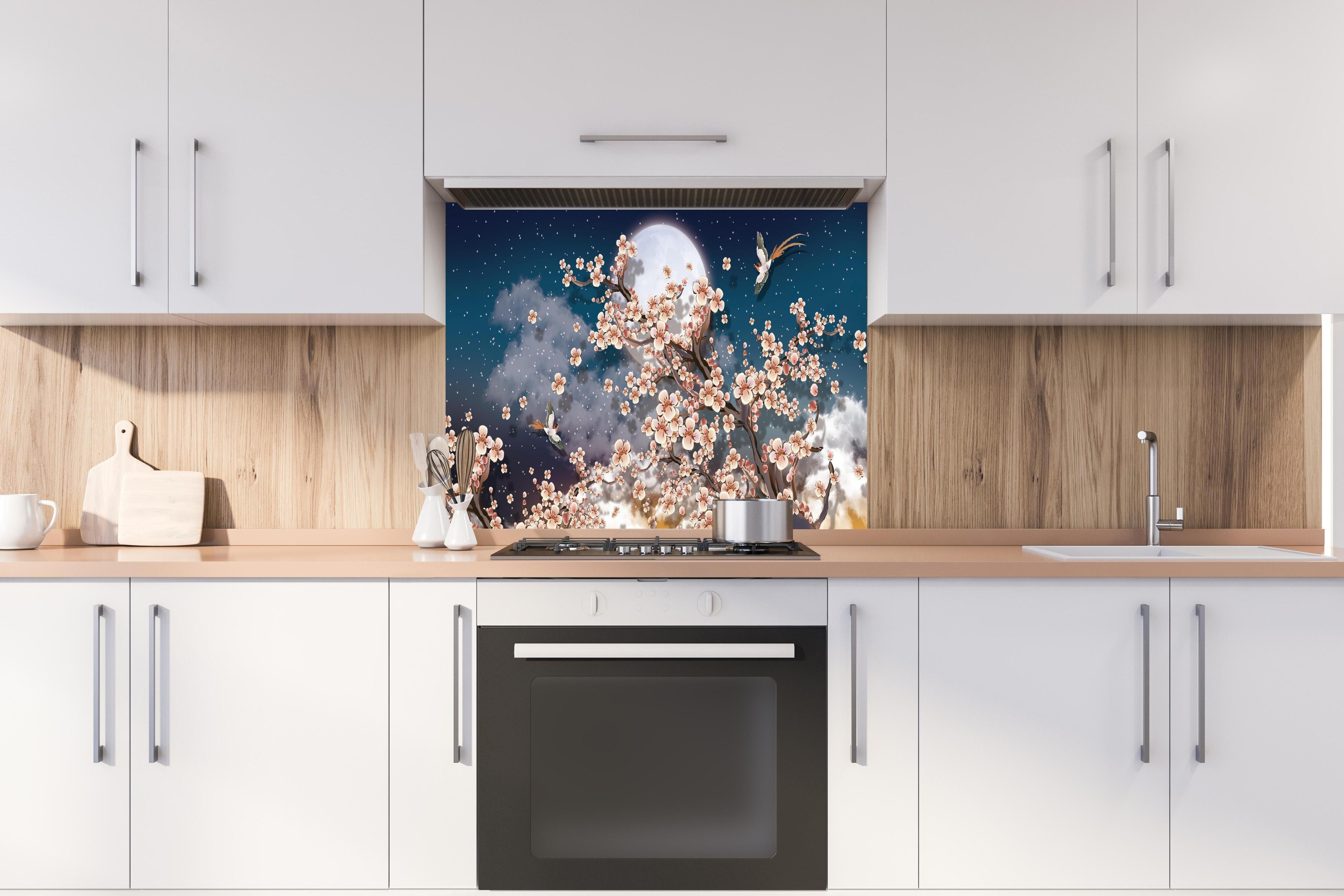 Spritzschutz - Blumen und Vögel - Floral hinter einem Cerankochfeld zwischen Holz-Kochutensilien
