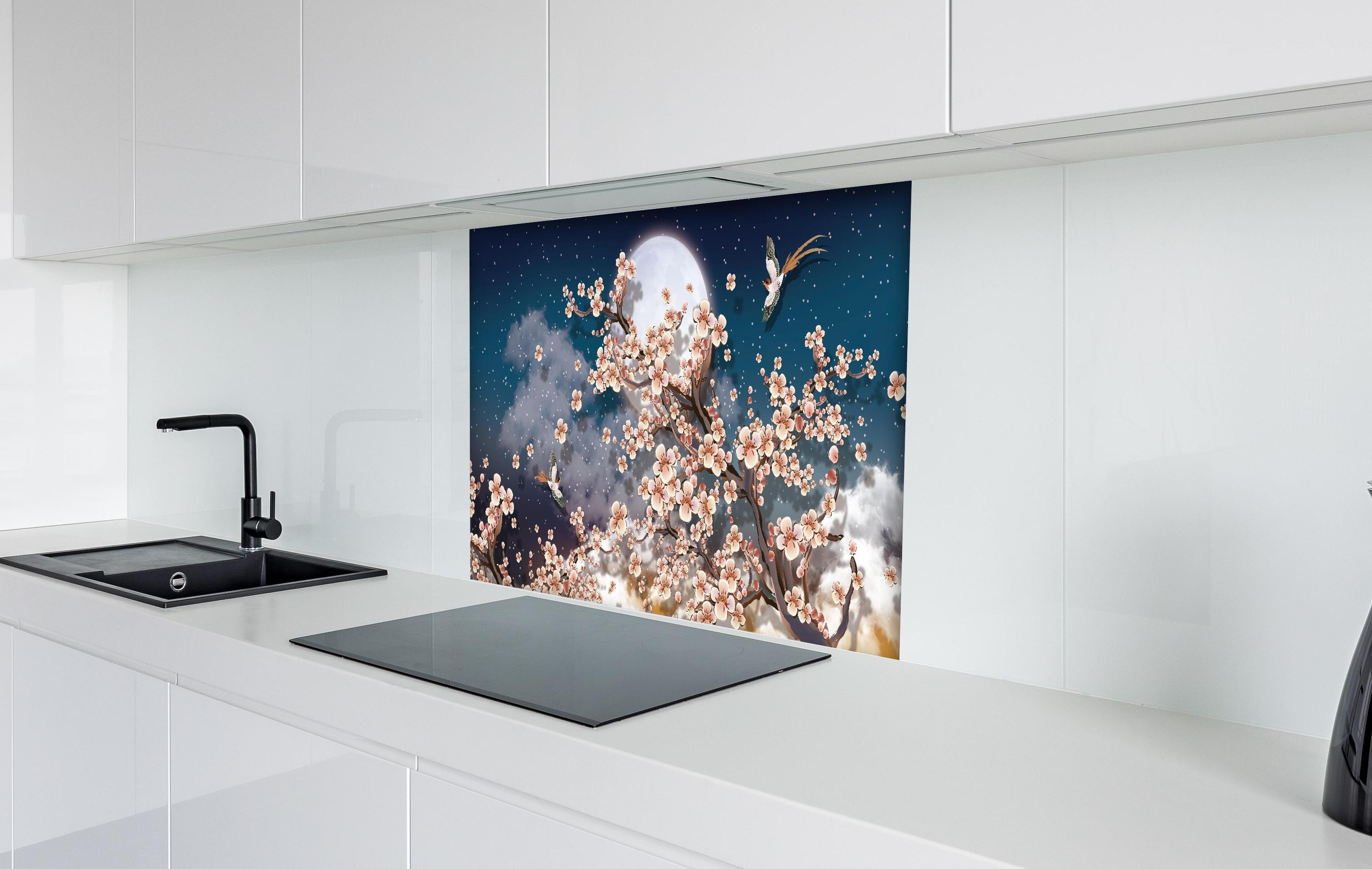 Spritzschutz - Blumen und Vögel - Floral hinter einem Cerankochfeld zwischen Holz-Kochutensilien
