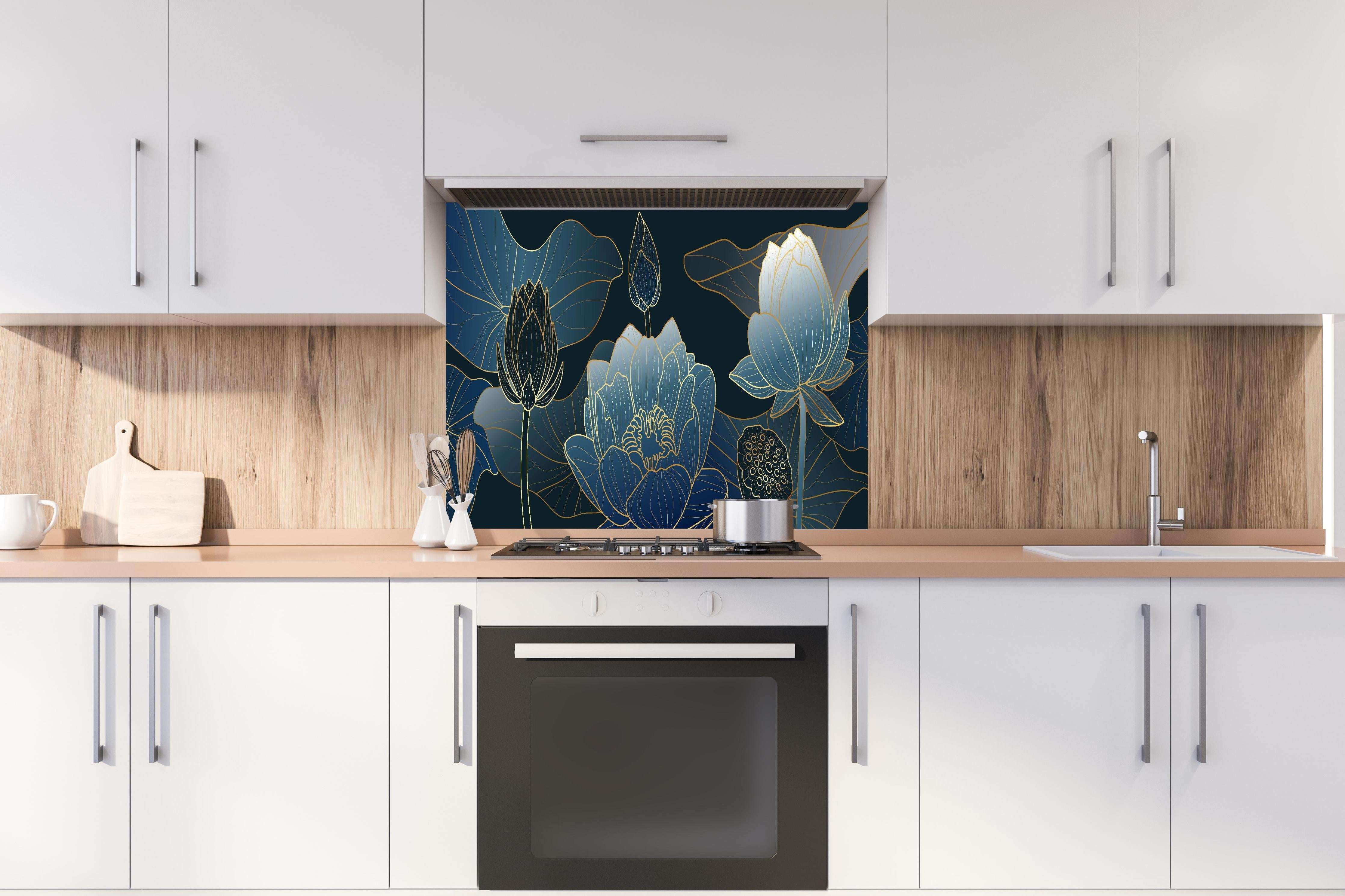 Spritzschutz - Blumendesign in Blau-Weiß mit goldenen Akzenten hinter einem Cerankochfeld zwischen Holz-Kochutensilien
