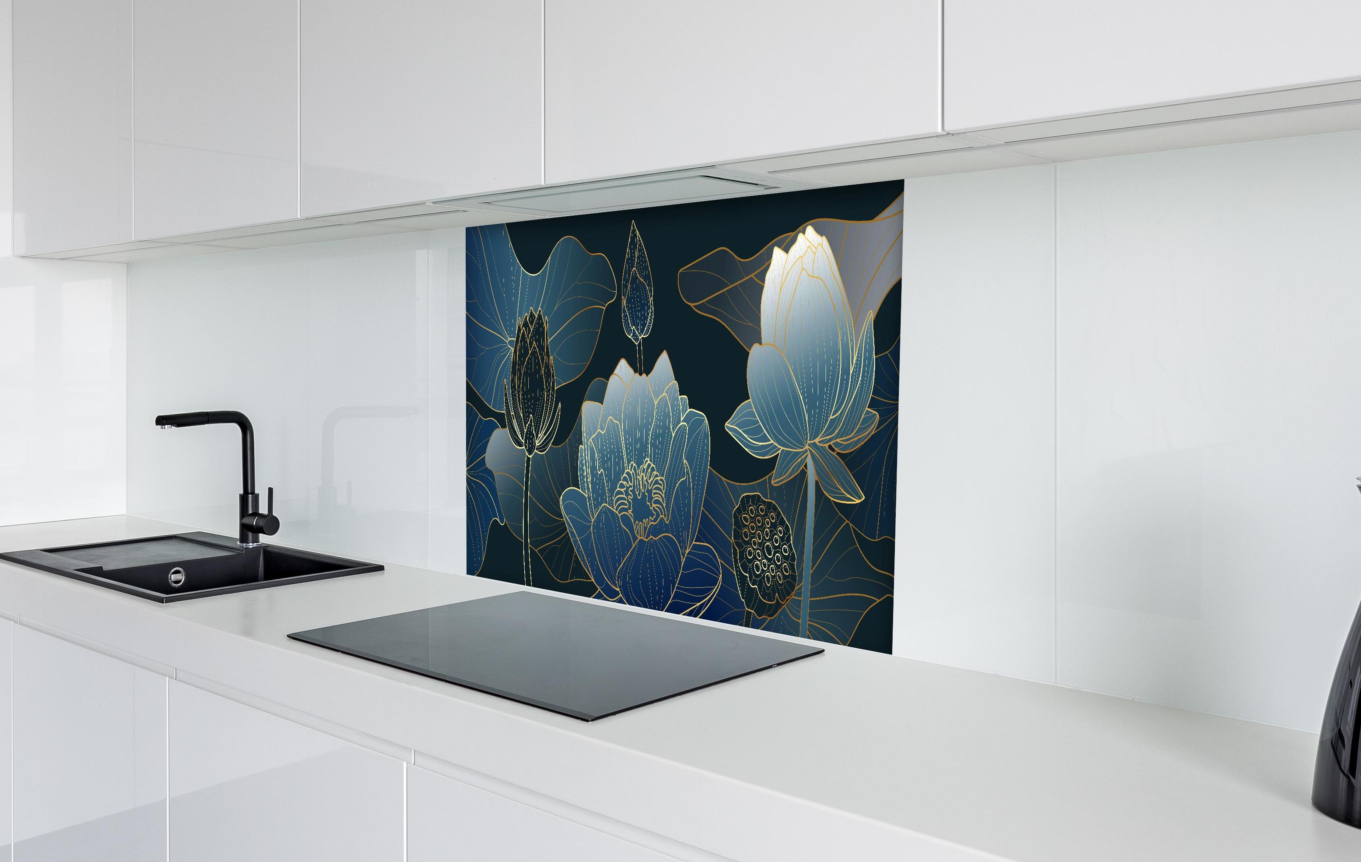 Spritzschutz - Blumendesign in Blau-Weiß mit goldenen Akzenten hinter einem Cerankochfeld zwischen Holz-Kochutensilien
