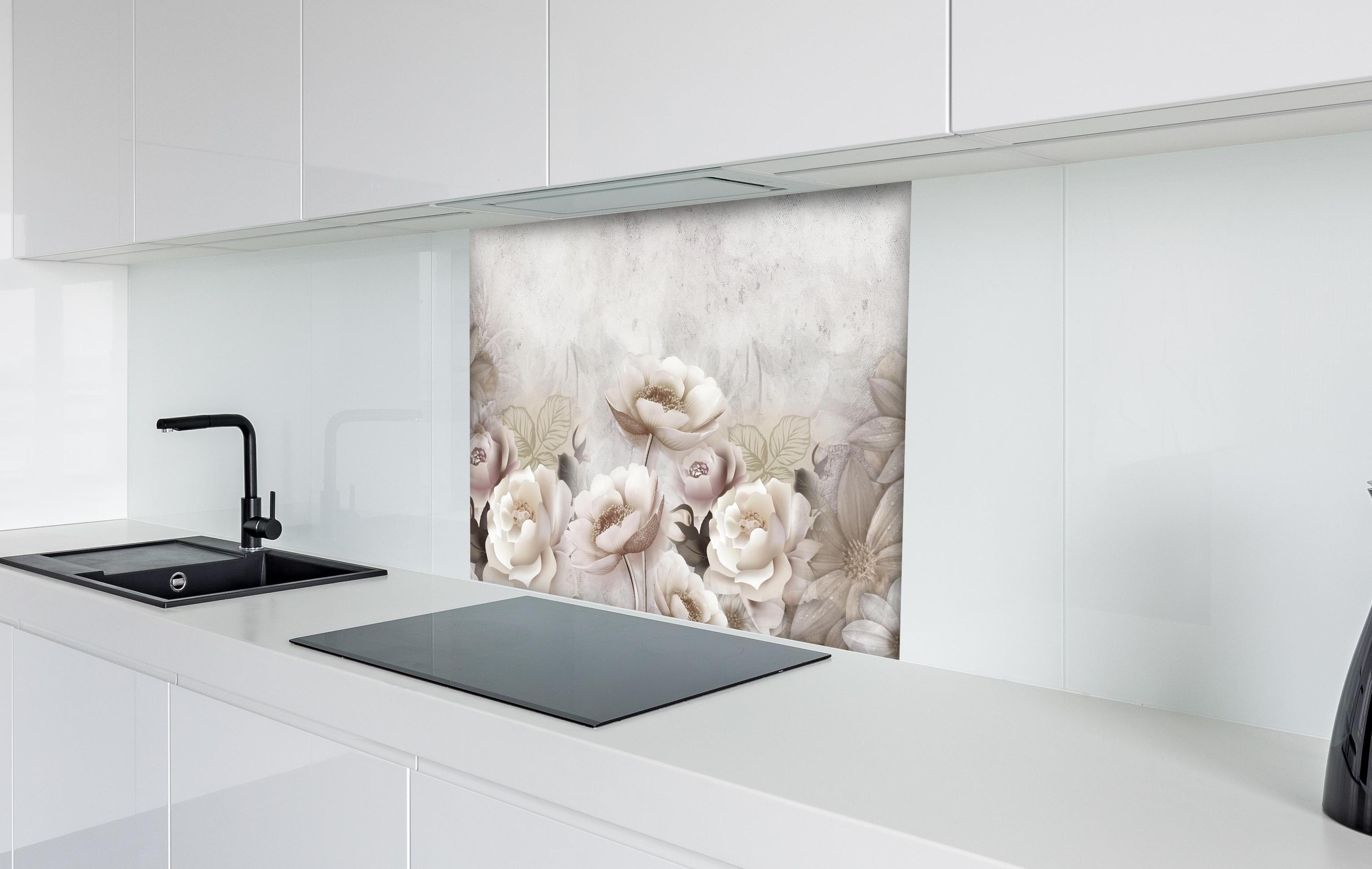Spritzschutz - Blumengemälde hinter einem Cerankochfeld zwischen Holz-Kochutensilien
