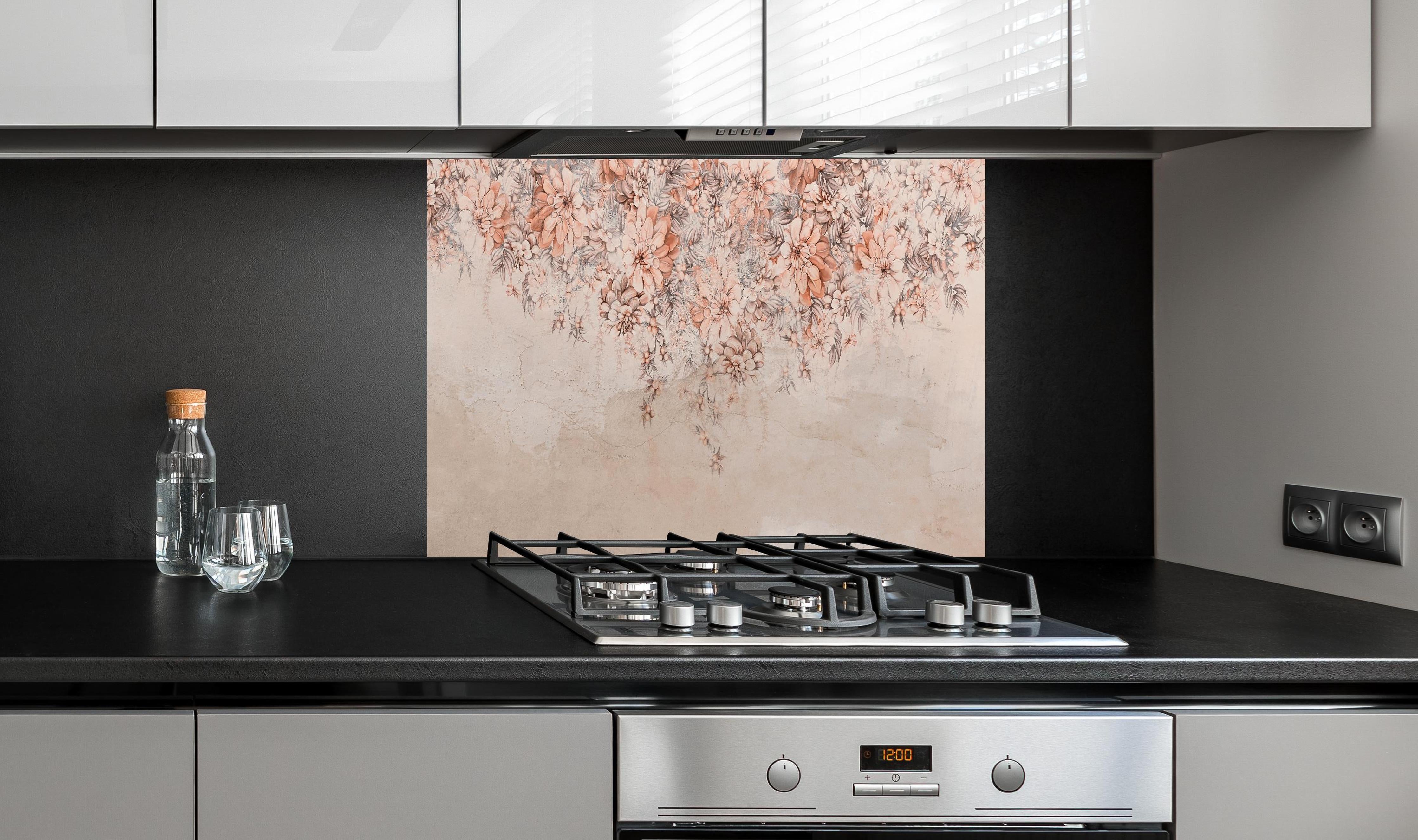 Spritzschutz - Blumige Grunge Darstellung hinter einem Cerankochfeld zwischen Holz-Kochutensilien
