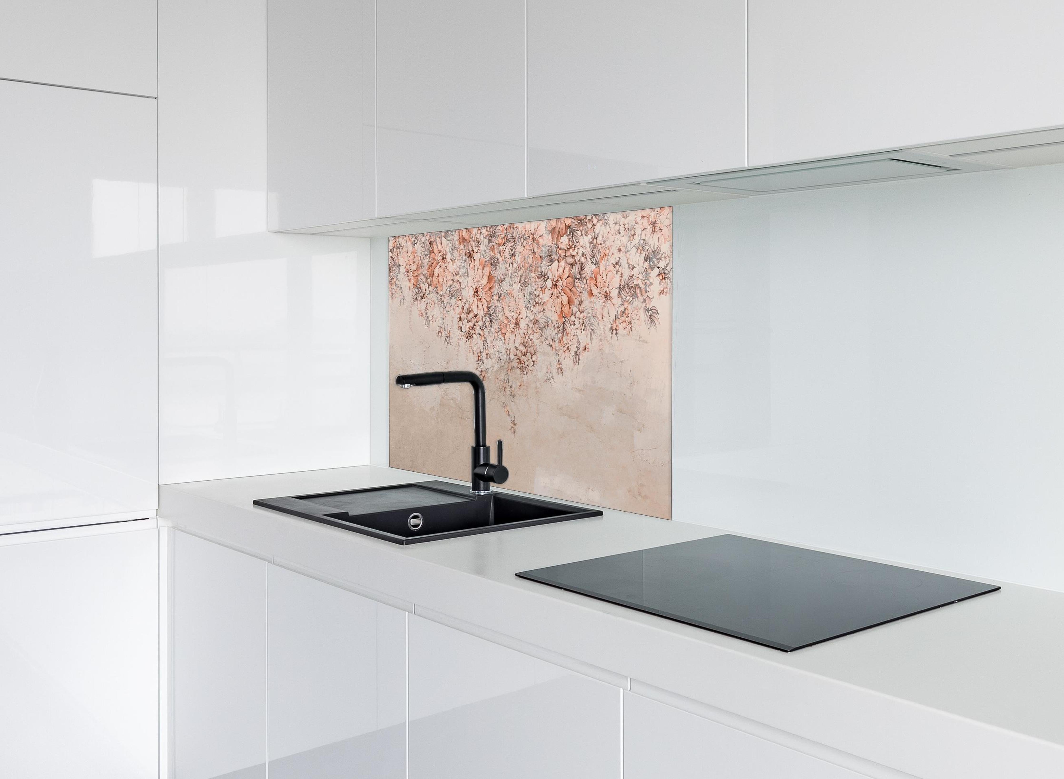 Spritzschutz - Blumige Grunge Darstellung hinter einem Cerankochfeld zwischen Holz-Kochutensilien
