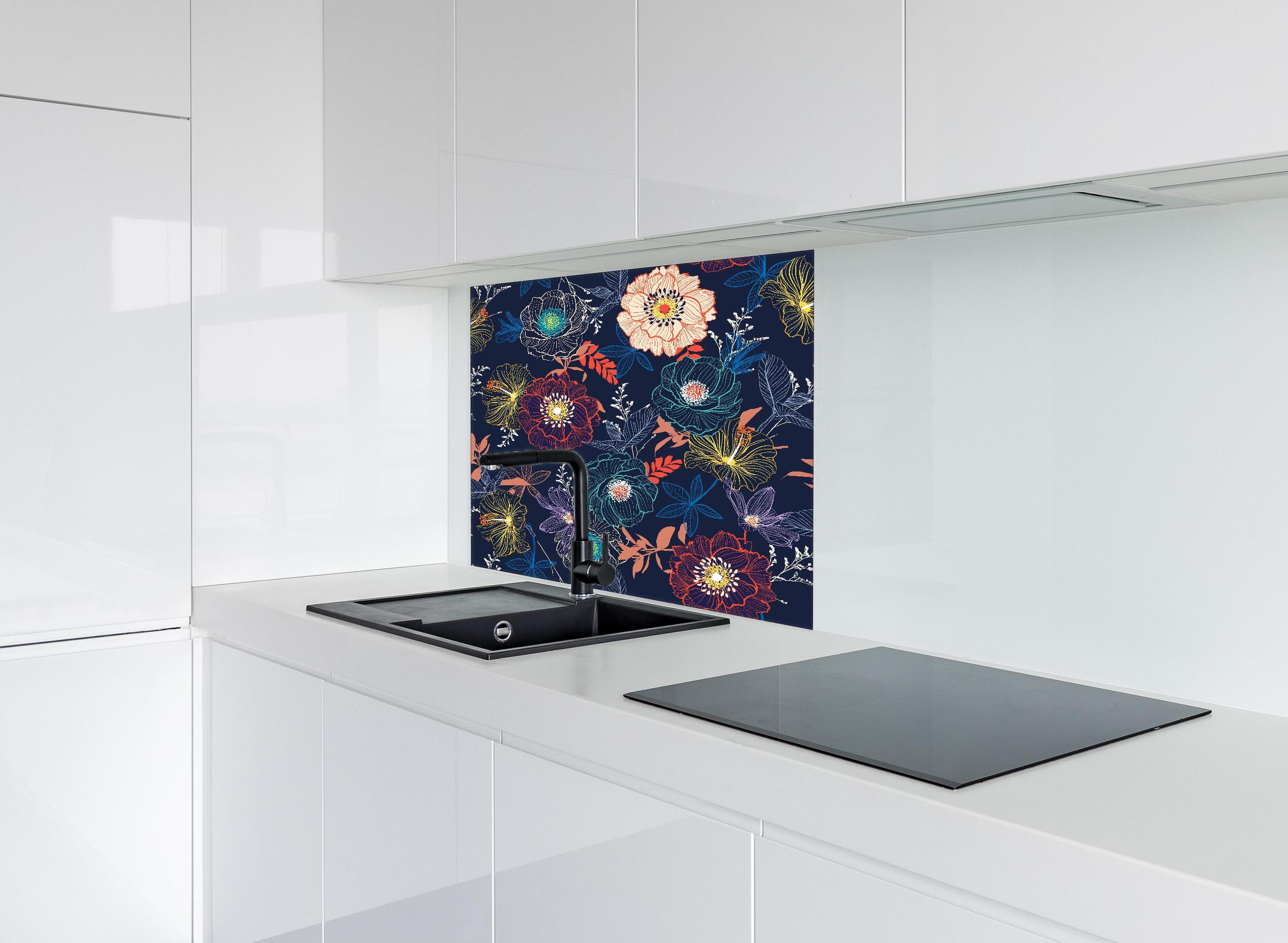Spritzschutz - Blumiges Muster Dunkelbunt Illustration hinter einem Cerankochfeld zwischen Holz-Kochutensilien
