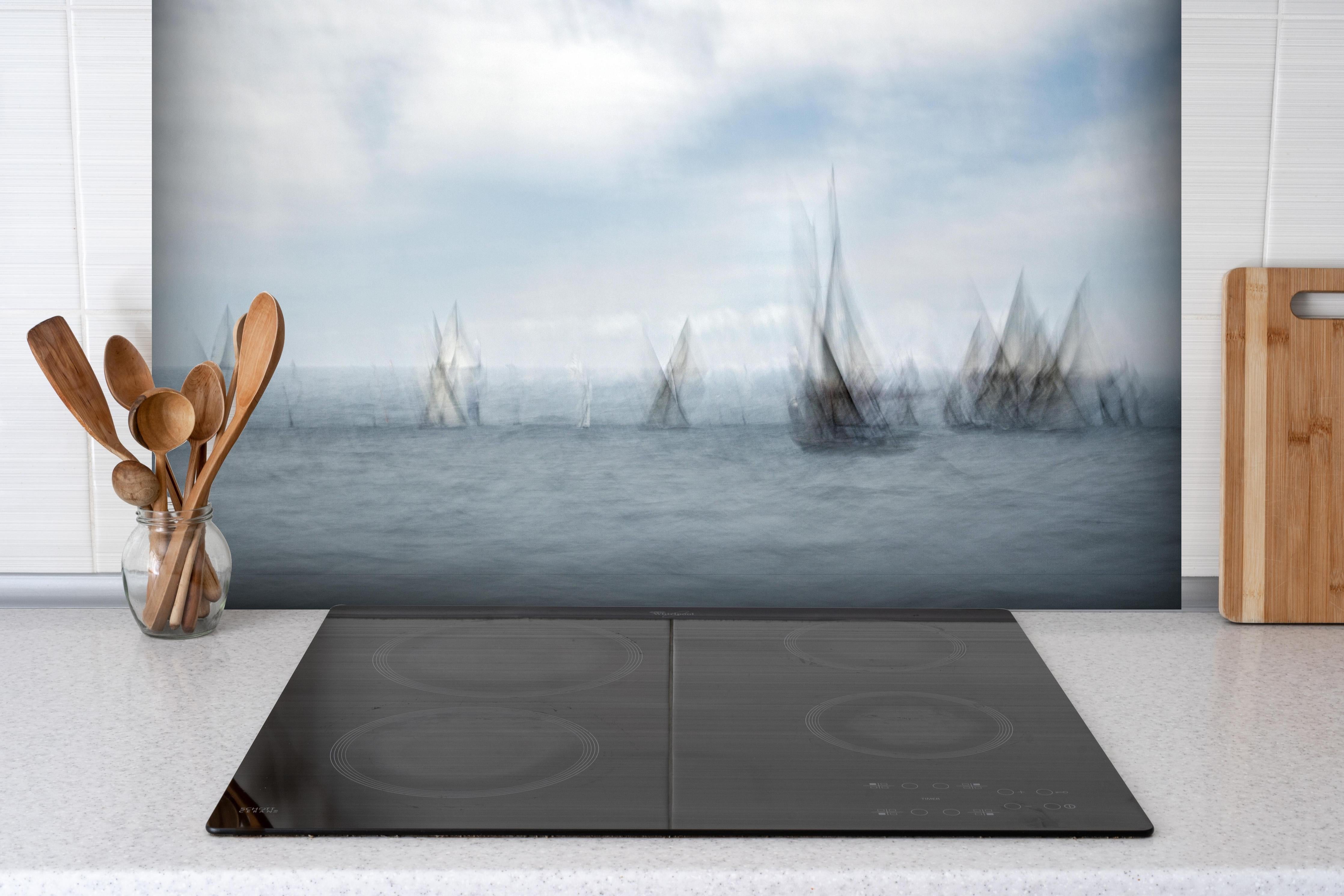 Spritzschutz - Boote im Meer - Unscharf hinter einem Cerankochfeld zwischen Holz-Kochutensilien
