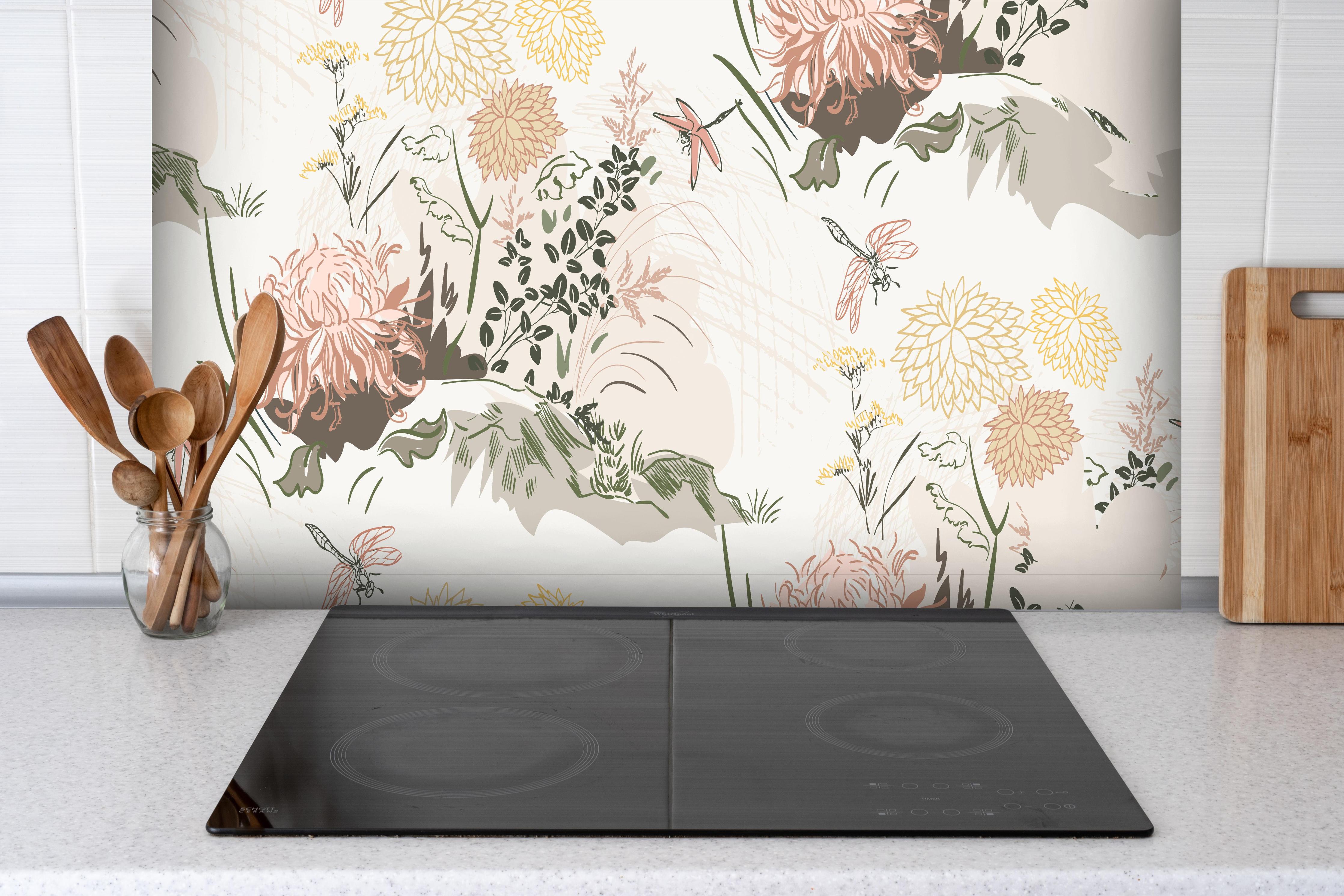 Spritzschutz - Botanik Tapetenmuster Beige Grün Rosa hinter einem Cerankochfeld zwischen Holz-Kochutensilien
