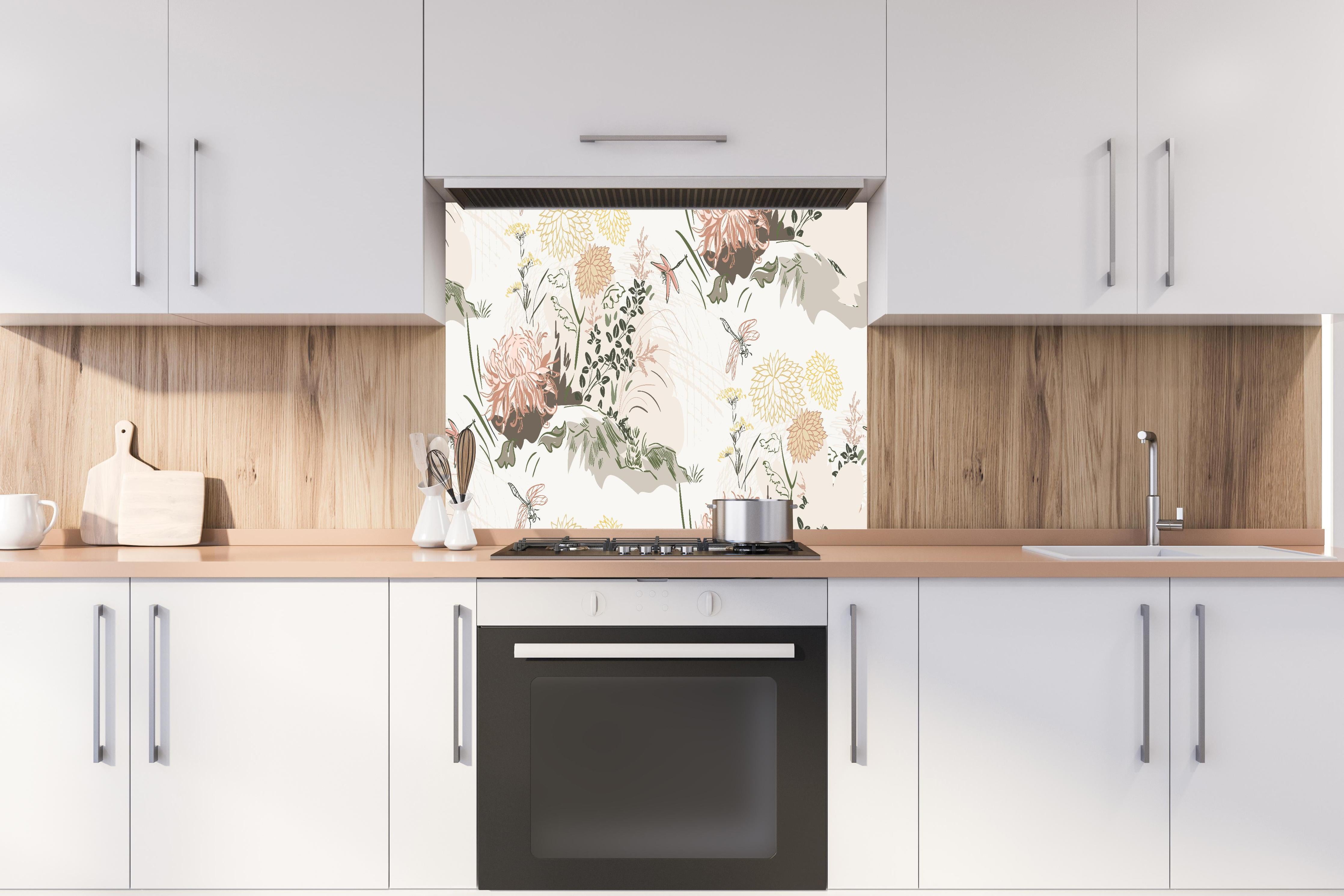 Spritzschutz - Botanik Tapetenmuster Beige Grün Rosa hinter einem Cerankochfeld zwischen Holz-Kochutensilien
