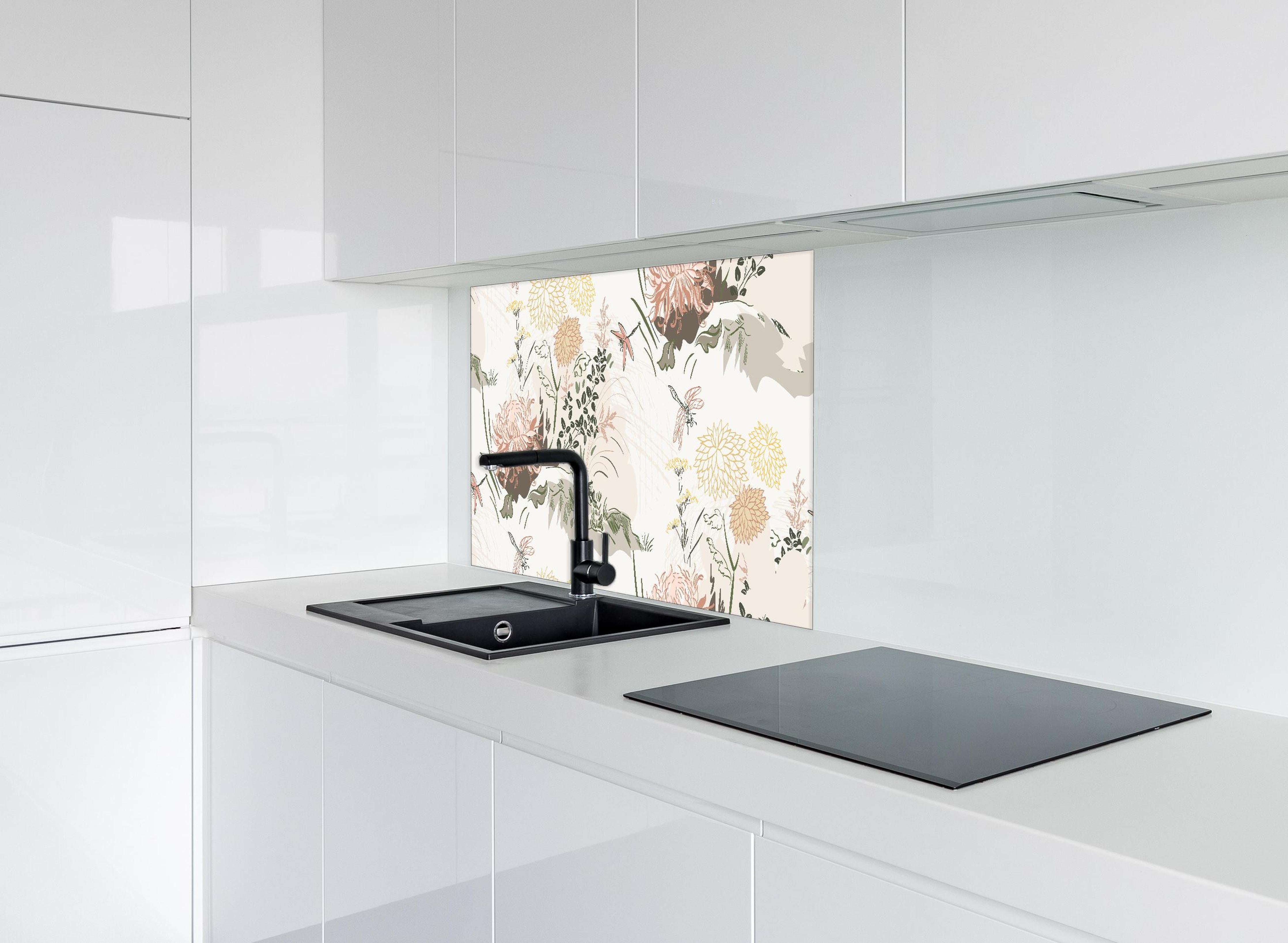 Spritzschutz - Botanik Tapetenmuster Beige Grün Rosa hinter einem Cerankochfeld zwischen Holz-Kochutensilien
