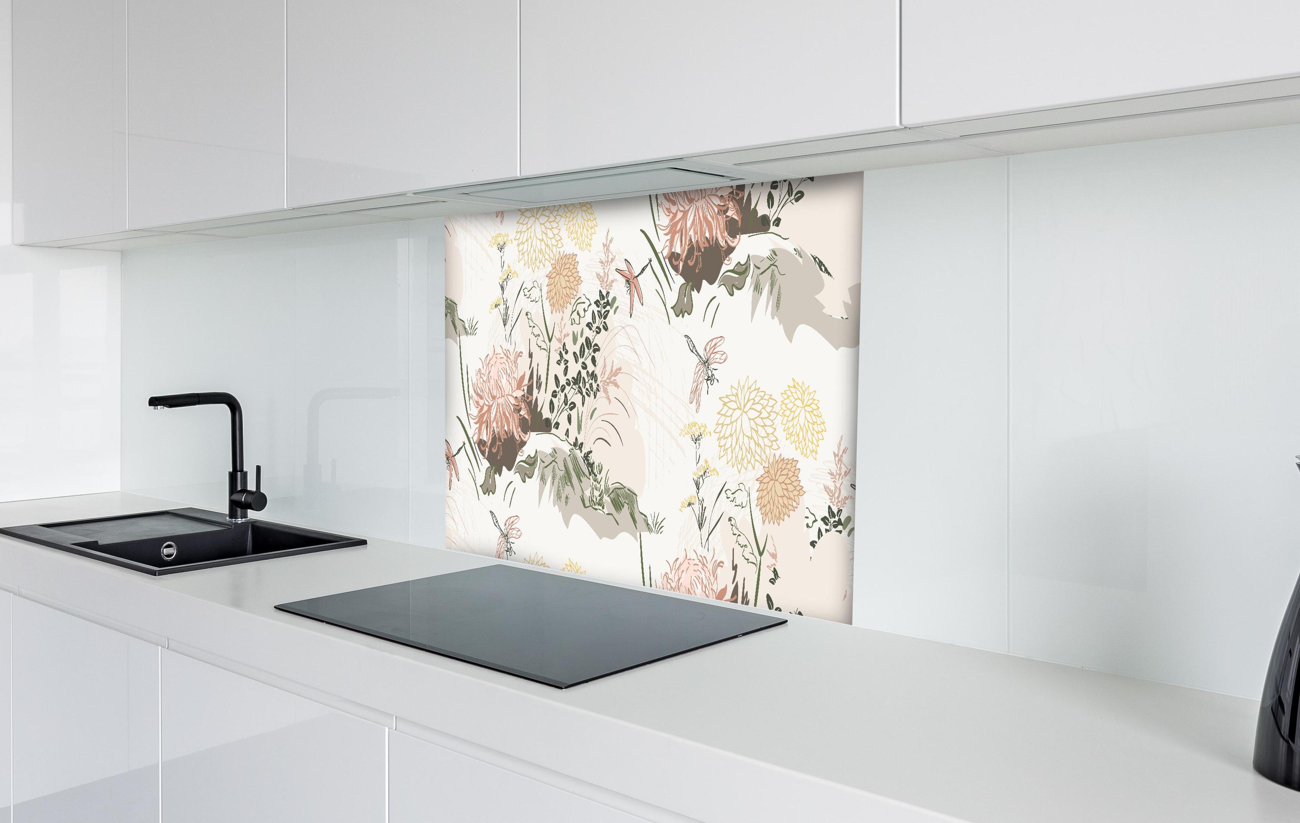 Spritzschutz - Botanik Tapetenmuster Beige Grün Rosa hinter einem Cerankochfeld zwischen Holz-Kochutensilien
