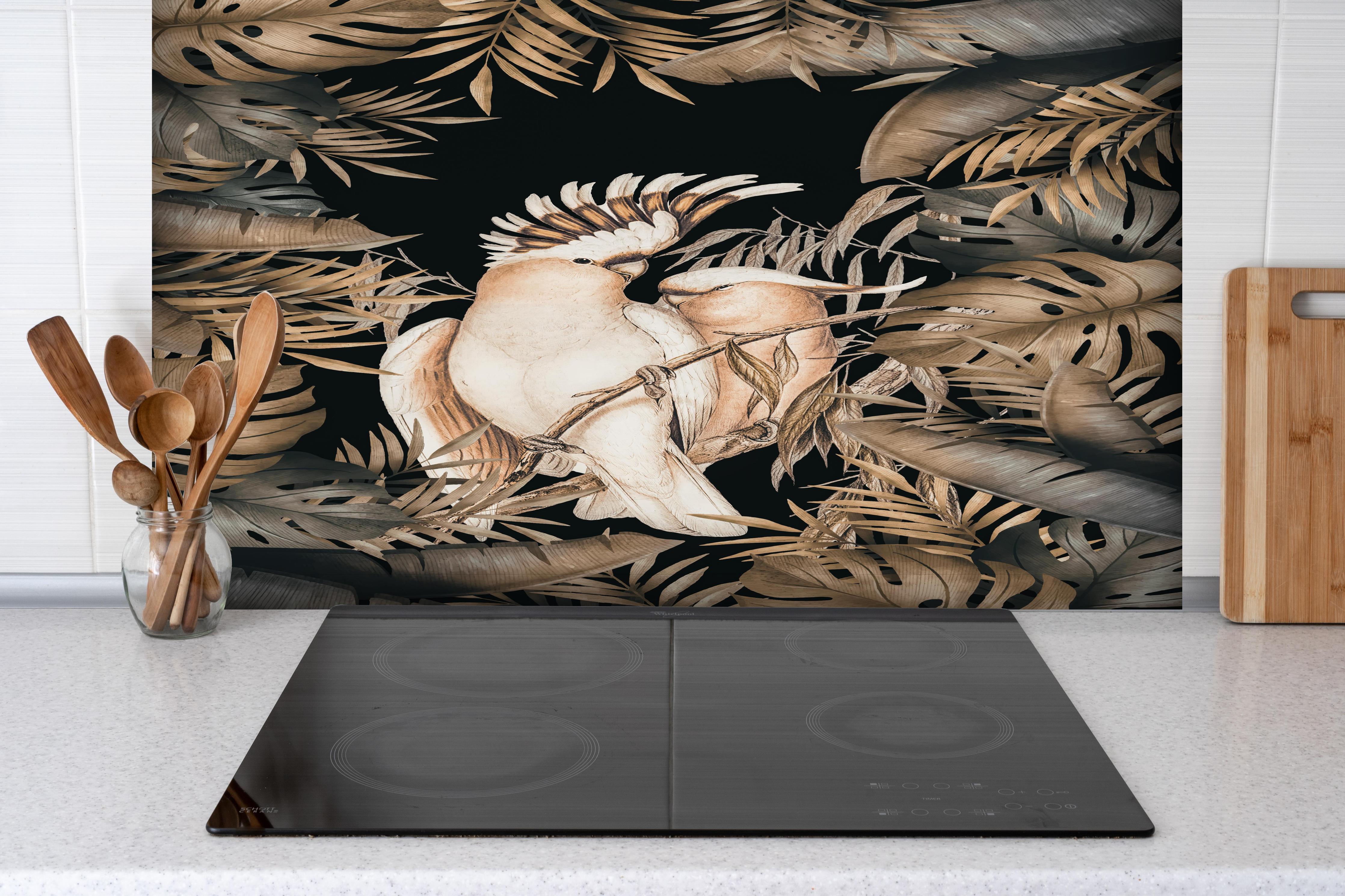 Spritzschutz - Bräunliche Kakadus Malerei hinter einem Cerankochfeld zwischen Holz-Kochutensilien
