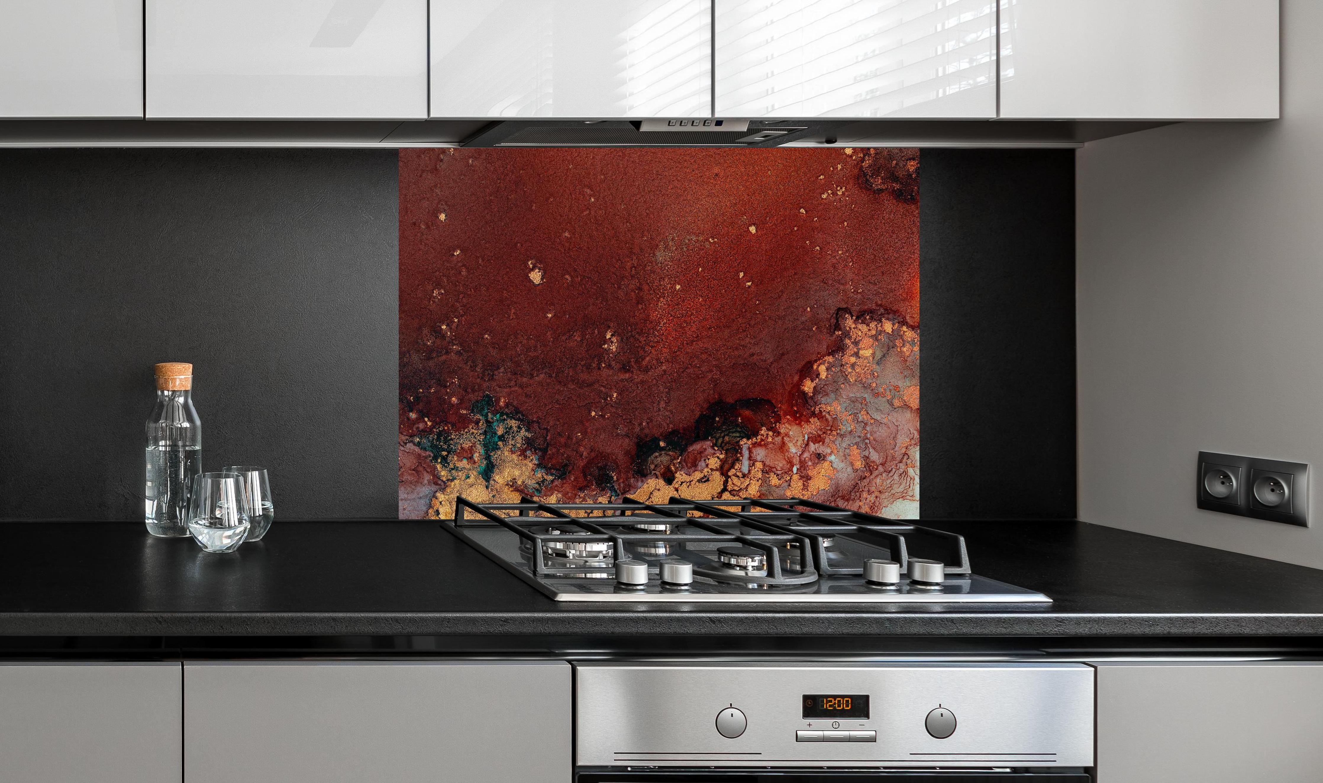 Spritzschutz - Bräunliche Marmor Textur - Flüssigmalerei hinter einem Cerankochfeld zwischen Holz-Kochutensilien

