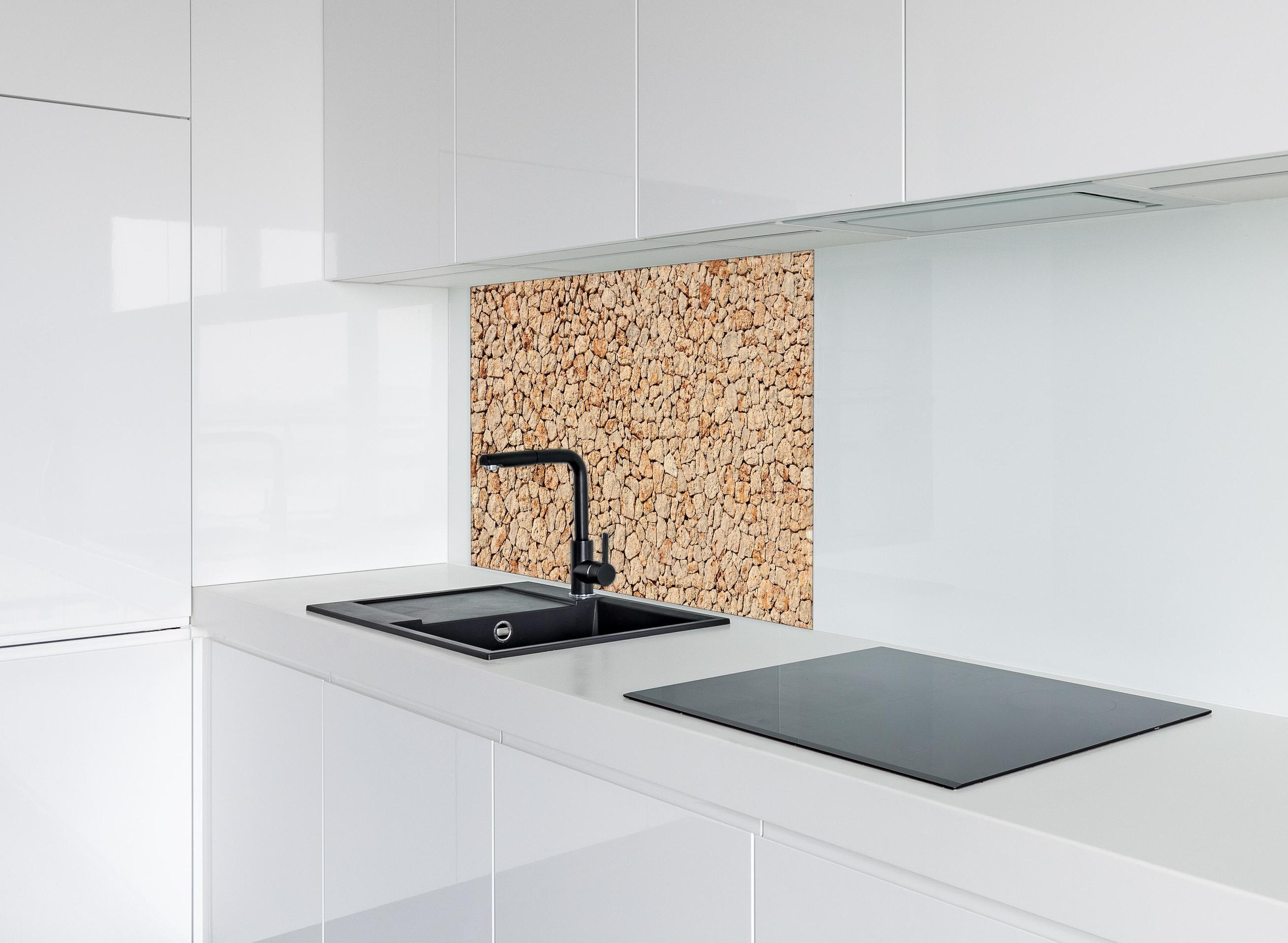 Spritzschutz - Bräunliche Panorama-Textur Steinmauer hinter einem Cerankochfeld zwischen Holz-Kochutensilien
