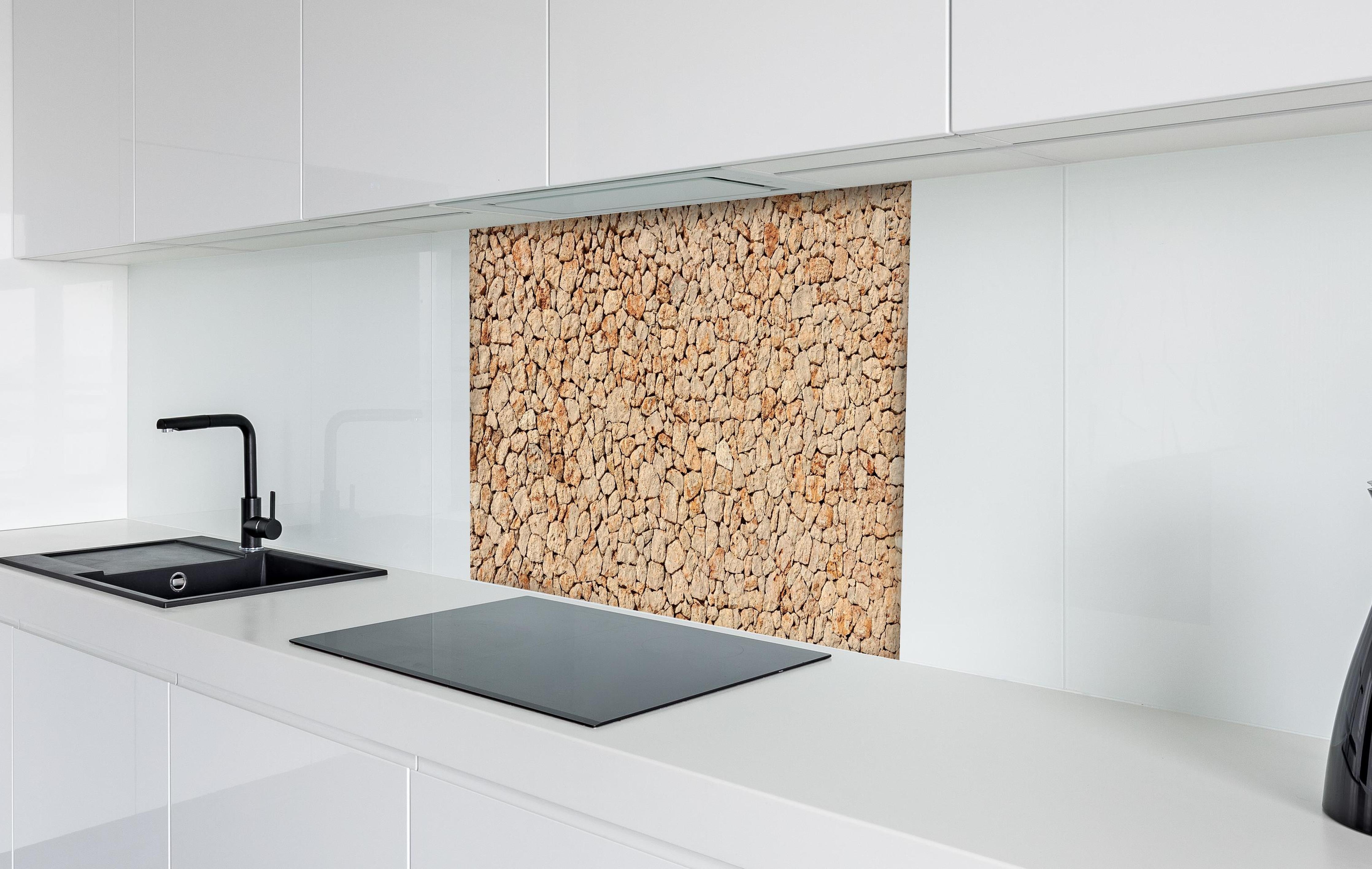 Spritzschutz - Bräunliche Panorama-Textur Steinmauer hinter einem Cerankochfeld zwischen Holz-Kochutensilien
