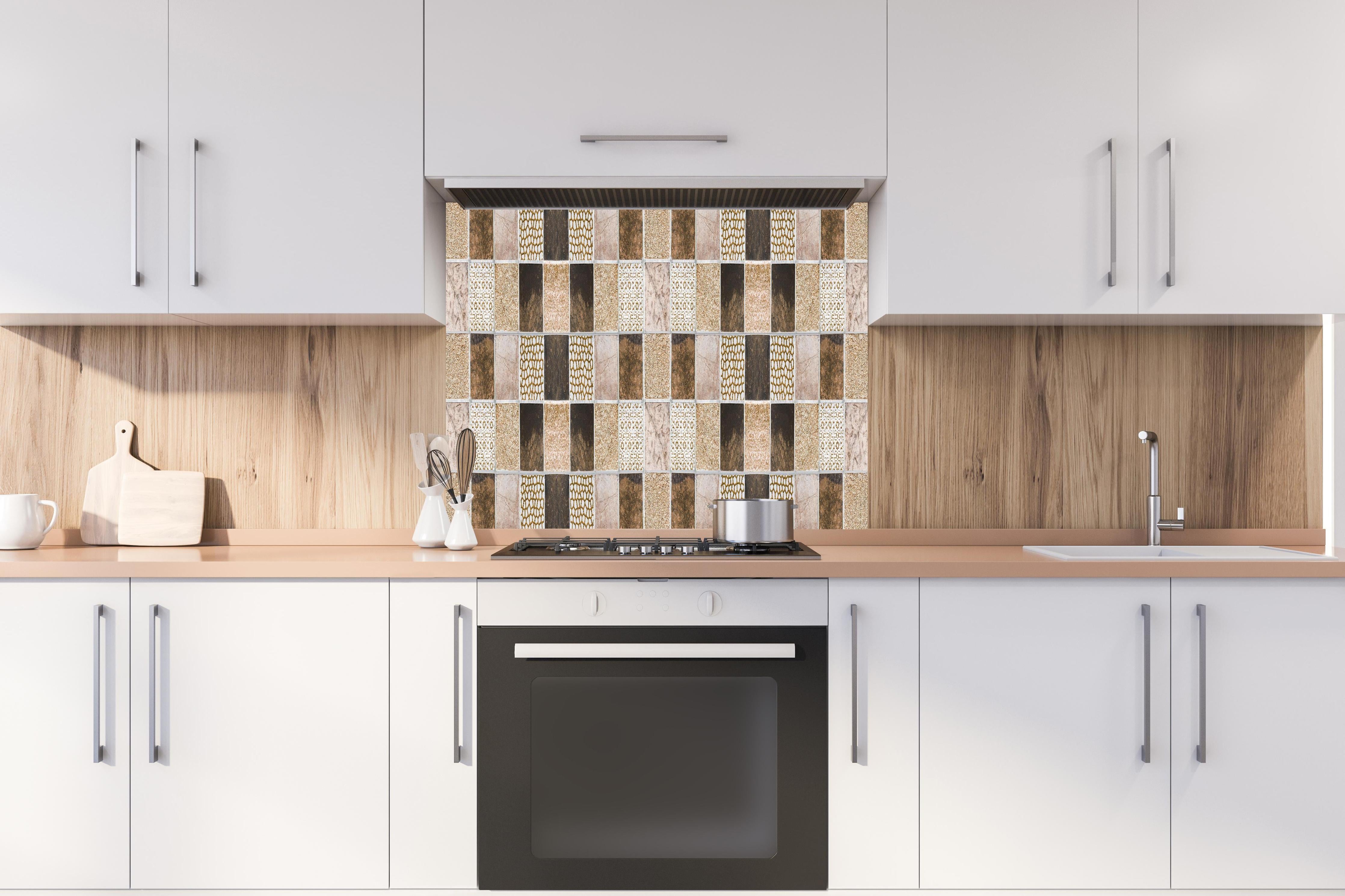 Spritzschutz - Bräunliche quadratische Mosaiktextur  hinter einem Cerankochfeld zwischen Holz-Kochutensilien
