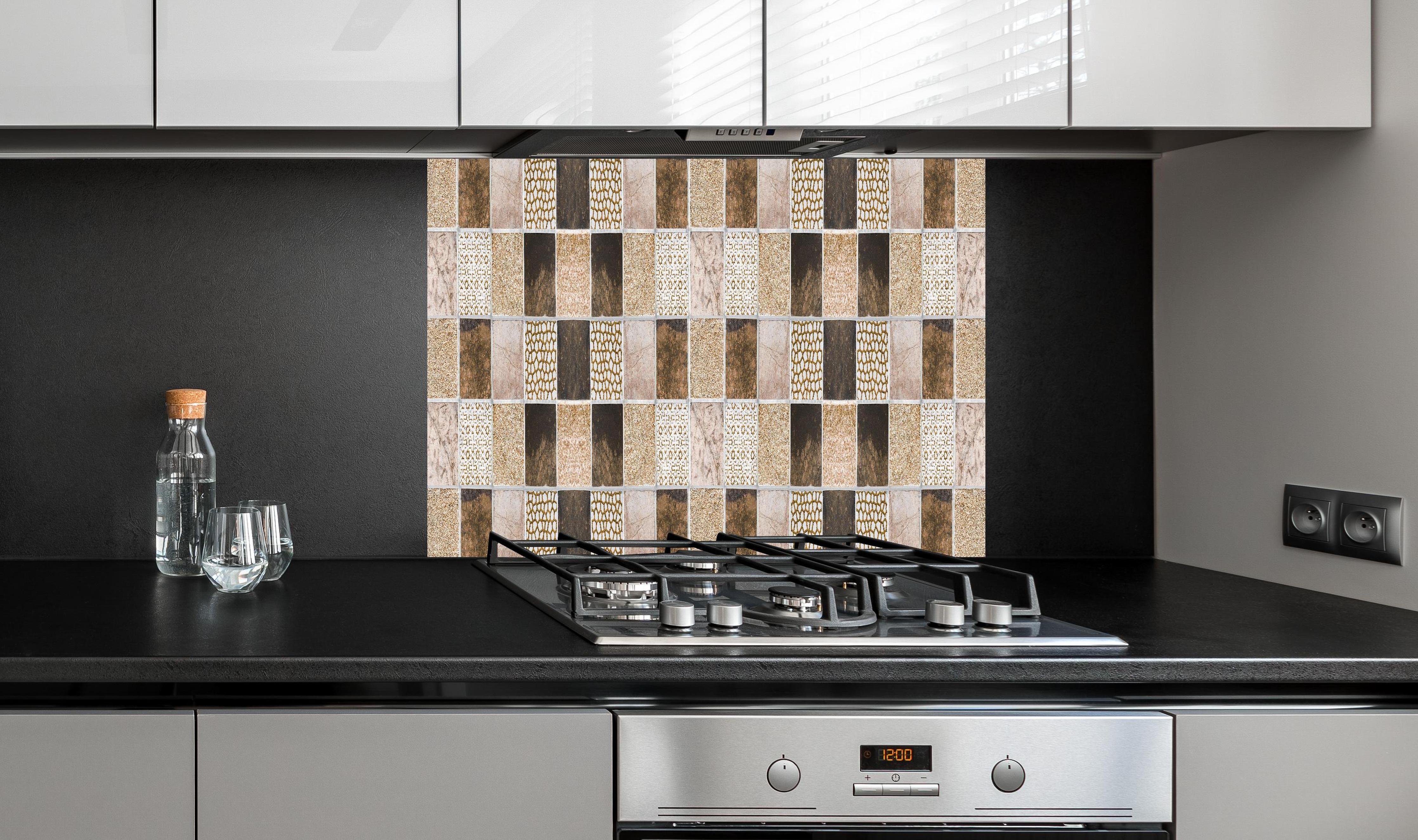 Spritzschutz - Bräunliche quadratische Mosaiktextur  hinter einem Cerankochfeld zwischen Holz-Kochutensilien

