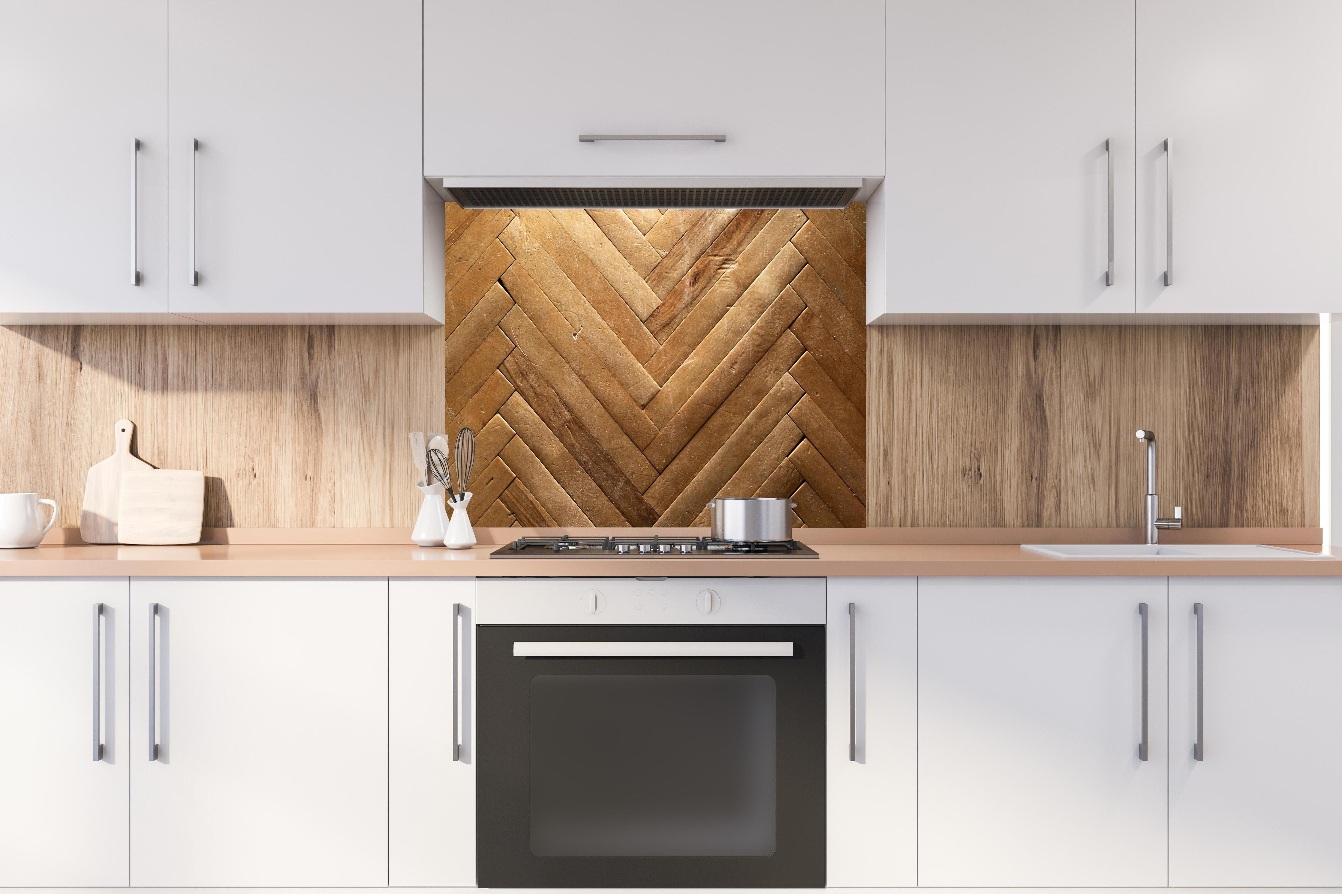 Spritzschutz - Bräunliches Holzbrett Muster hinter einem Cerankochfeld zwischen Holz-Kochutensilien
