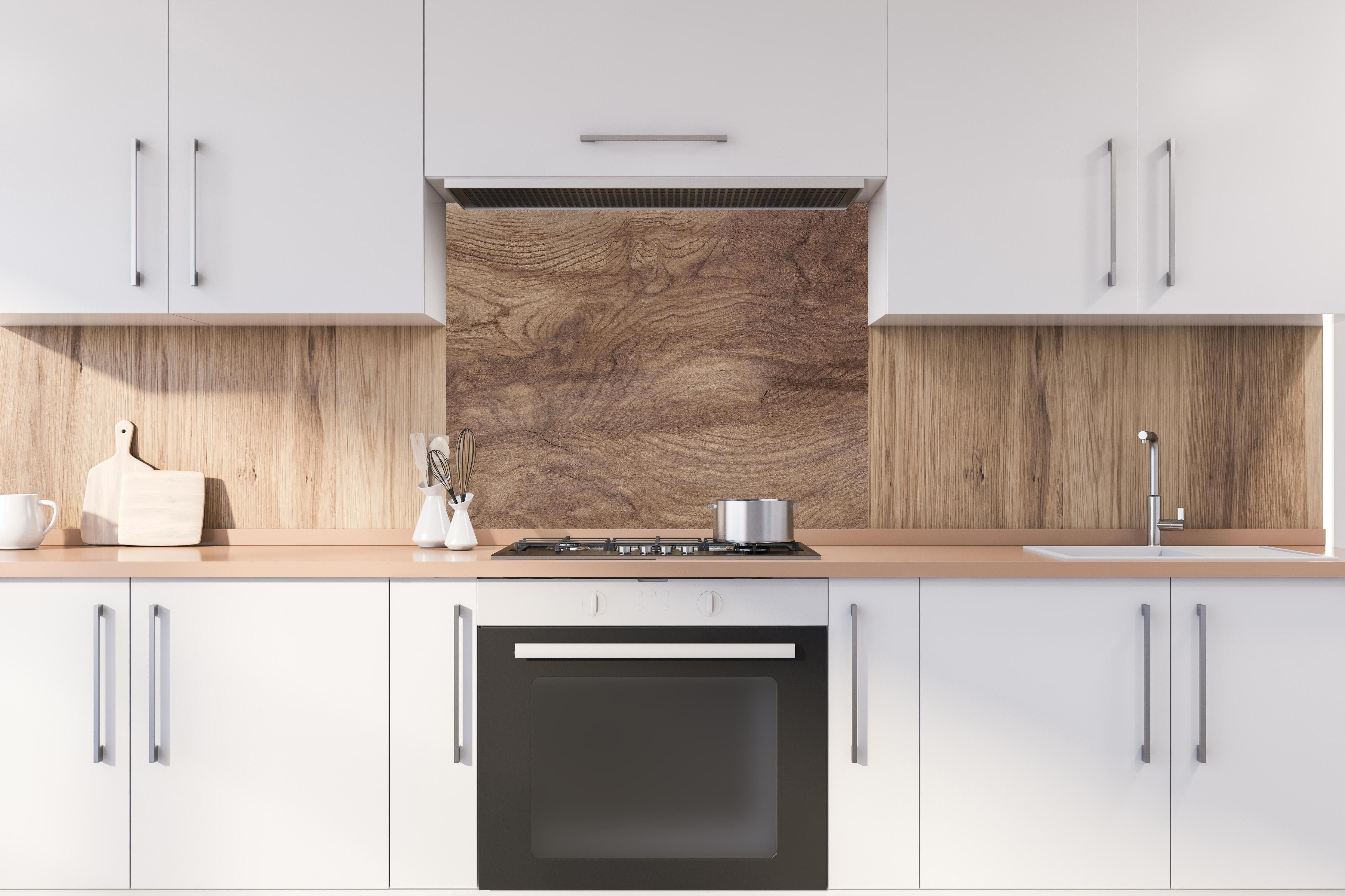 Spritzschutz - Braune Holz Textur mit Muster hinter einem Cerankochfeld zwischen Holz-Kochutensilien
