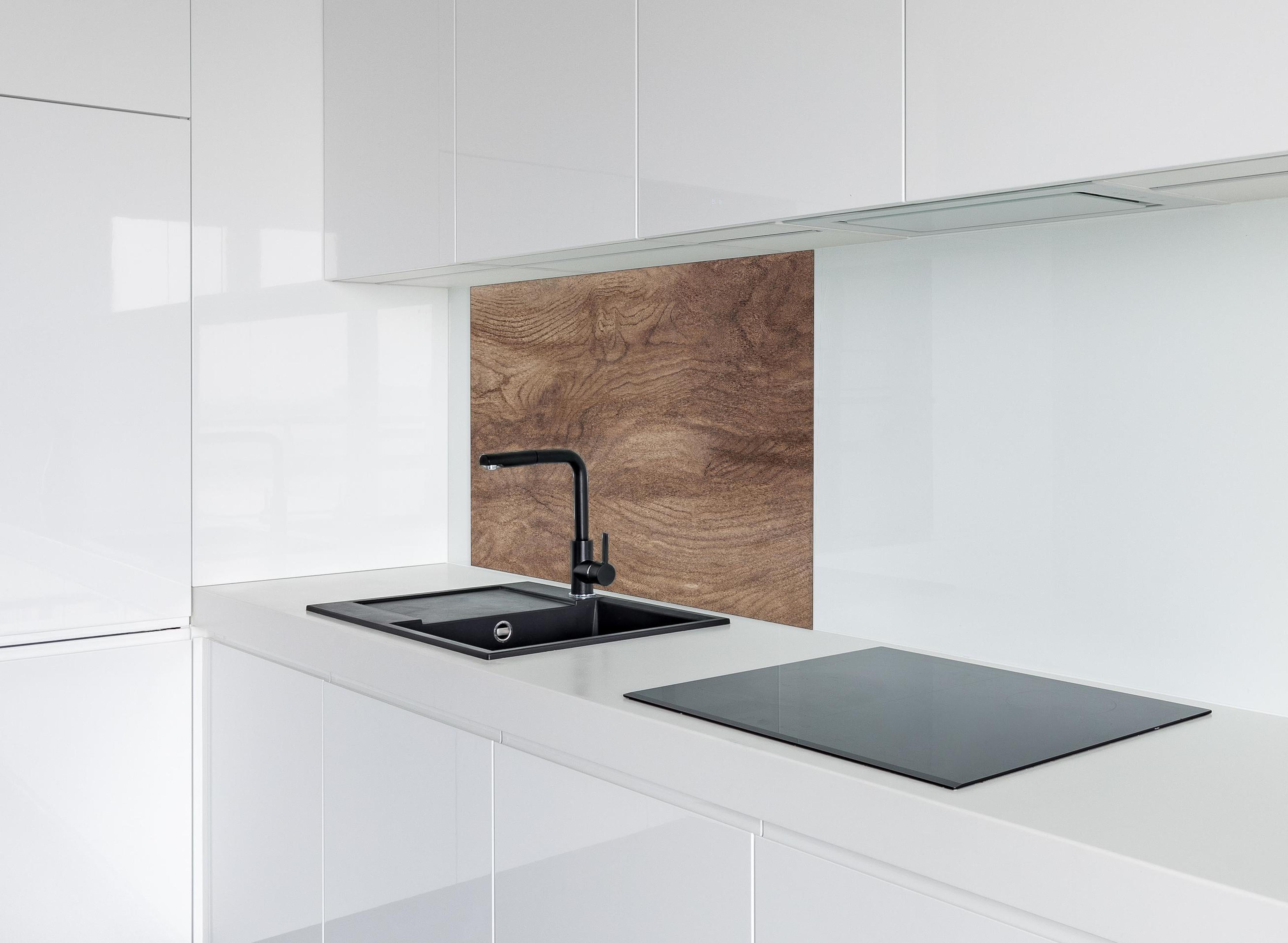 Spritzschutz - Braune Holz Textur mit Muster hinter einem Cerankochfeld zwischen Holz-Kochutensilien
