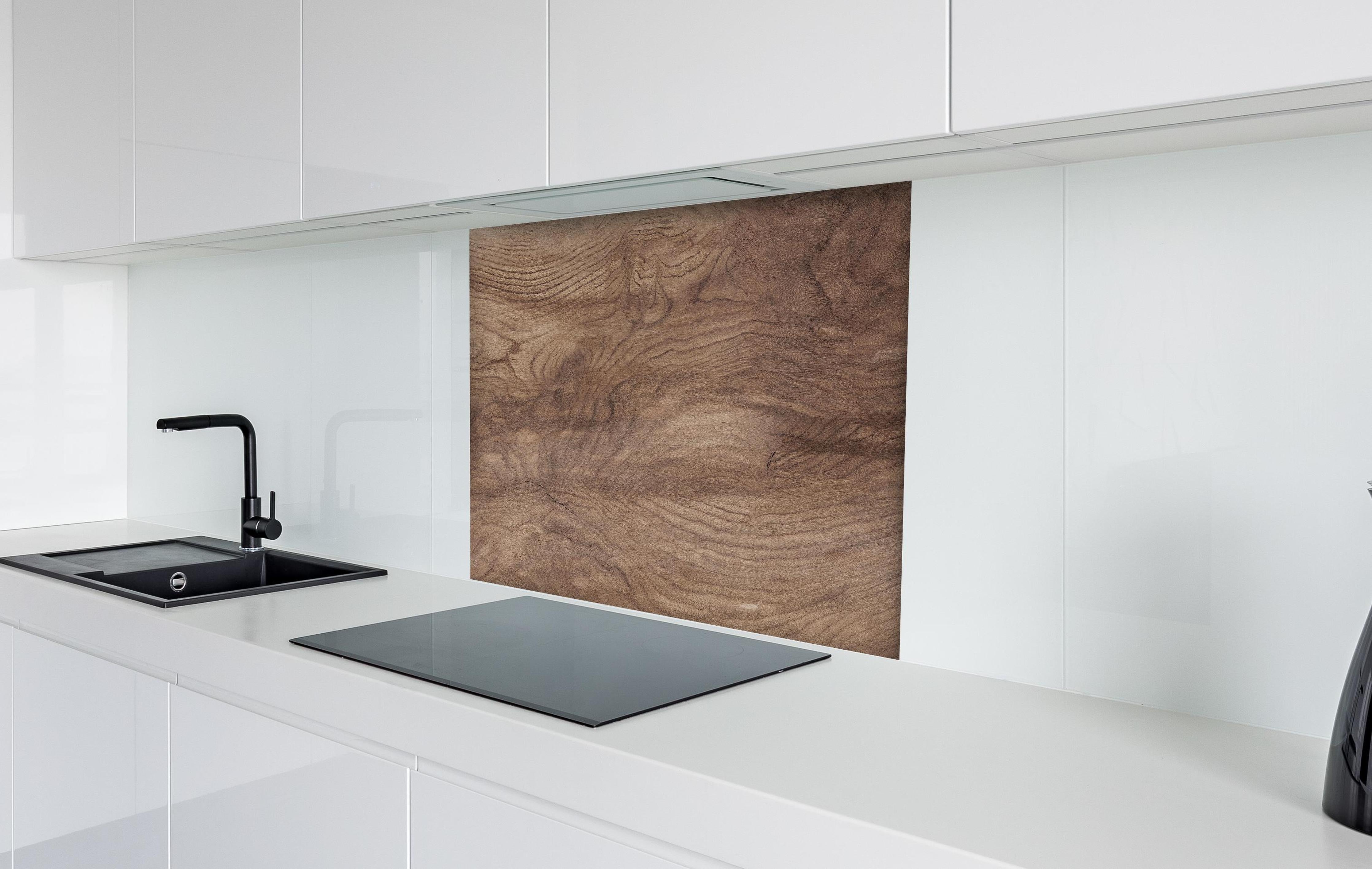 Spritzschutz - Braune Holz Textur mit Muster hinter einem Cerankochfeld zwischen Holz-Kochutensilien
