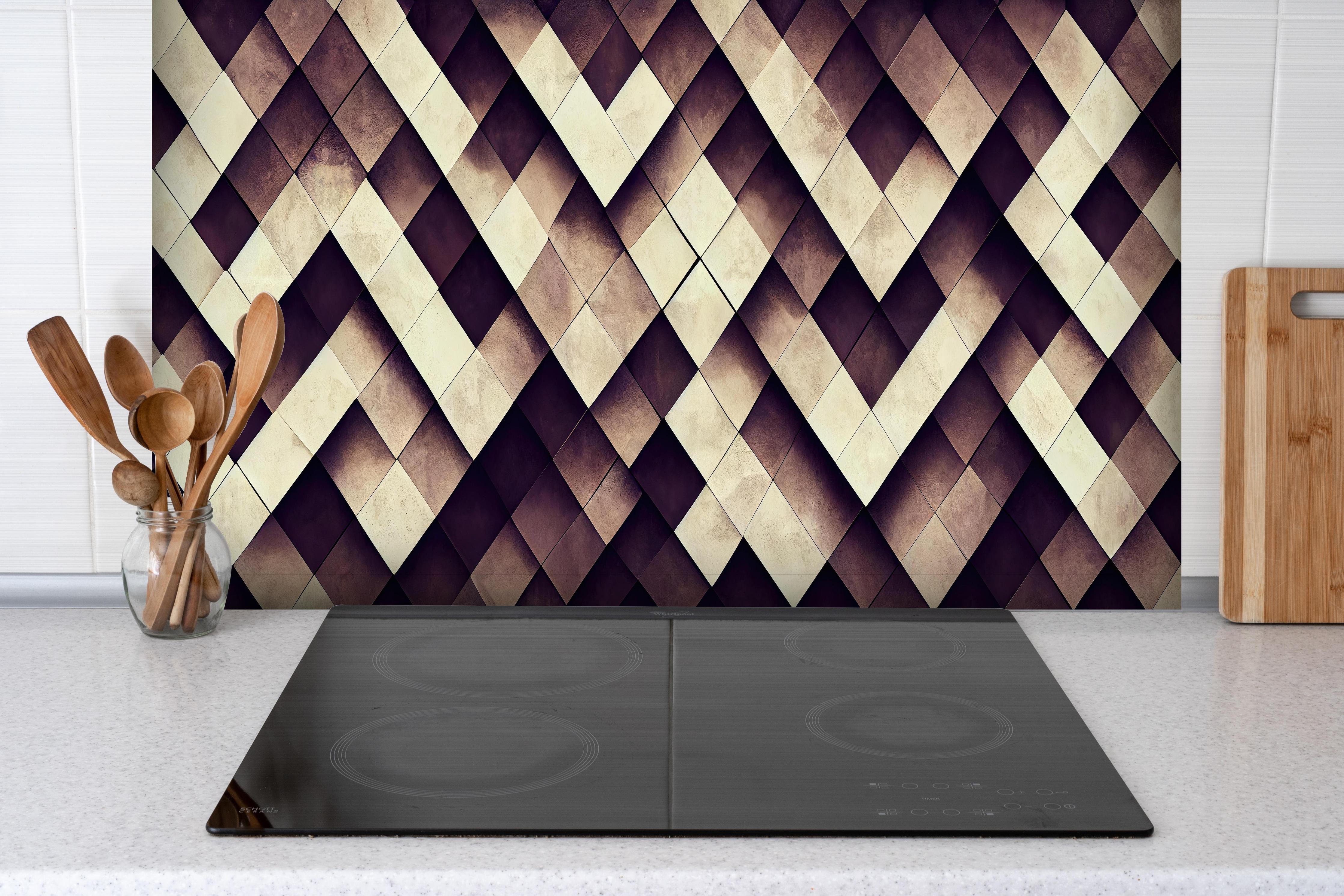 Spritzschutz - Braune abstrakte Schachbrett-Tapete Design hinter einem Cerankochfeld zwischen Holz-Kochutensilien
