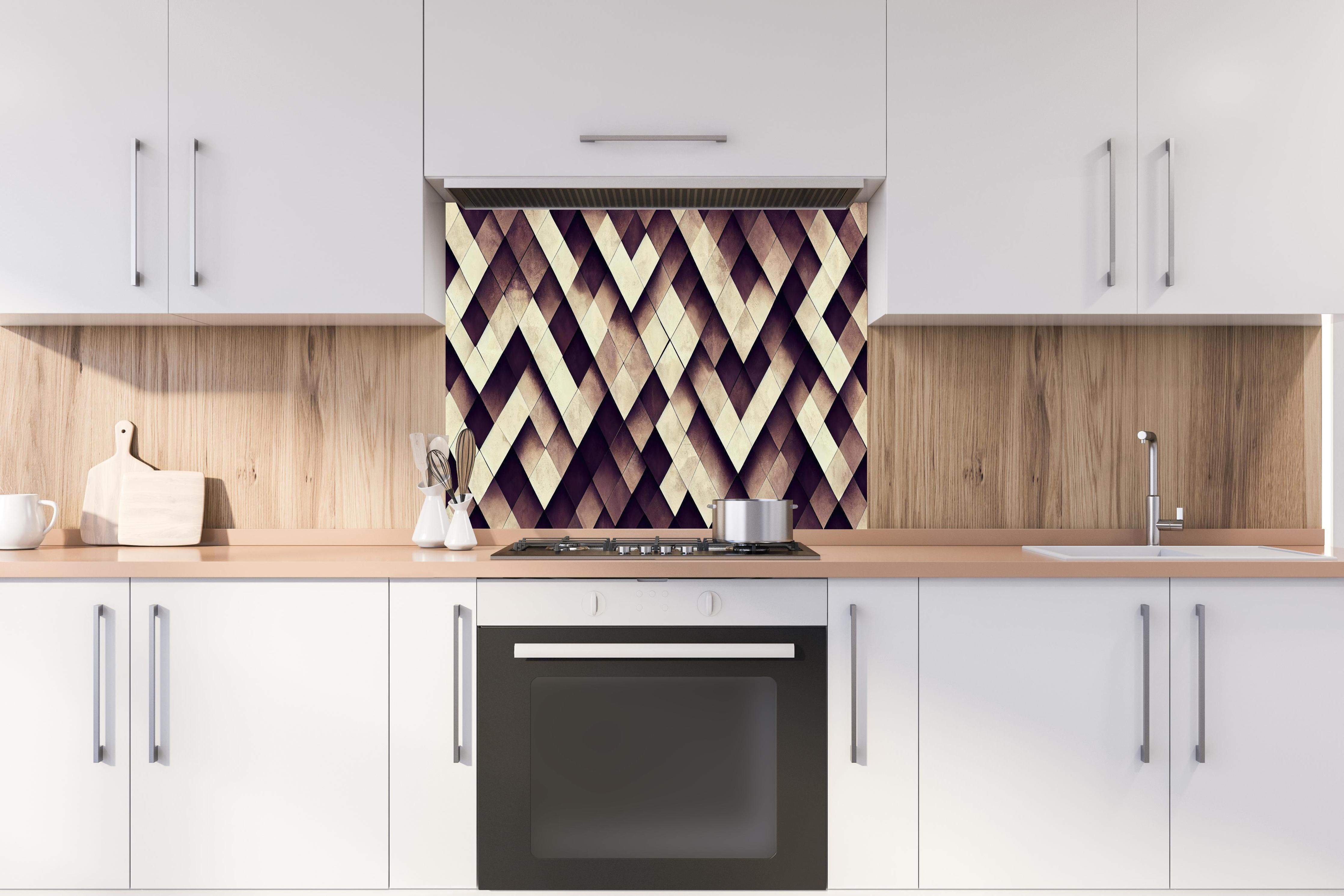 Spritzschutz - Braune abstrakte Schachbrett-Tapete Design hinter einem Cerankochfeld zwischen Holz-Kochutensilien
