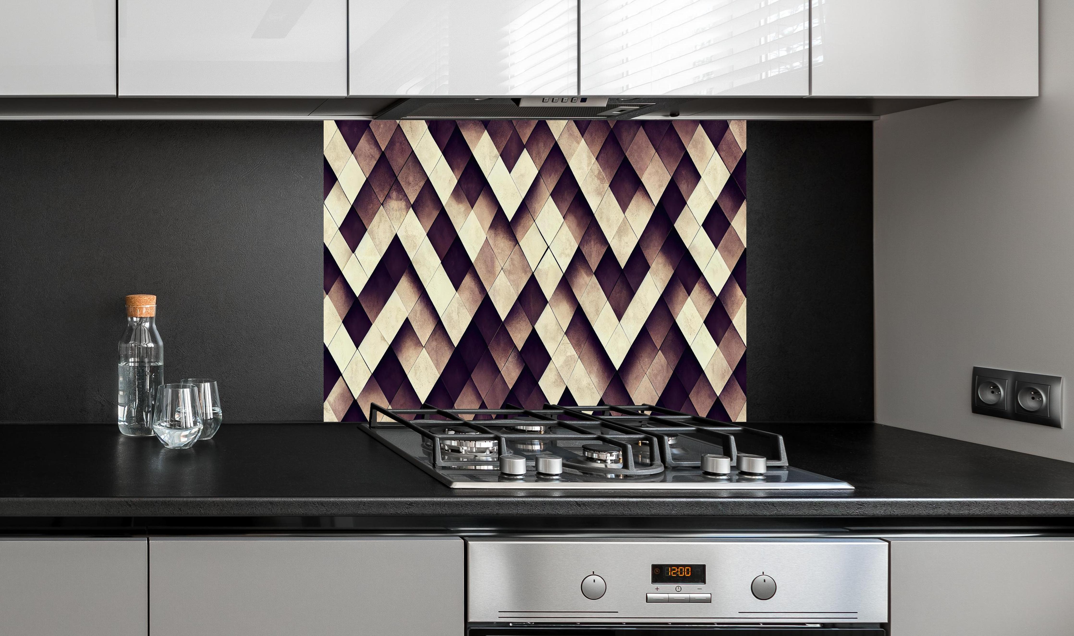 Spritzschutz - Braune abstrakte Schachbrett-Tapete Design hinter einem Cerankochfeld zwischen Holz-Kochutensilien
