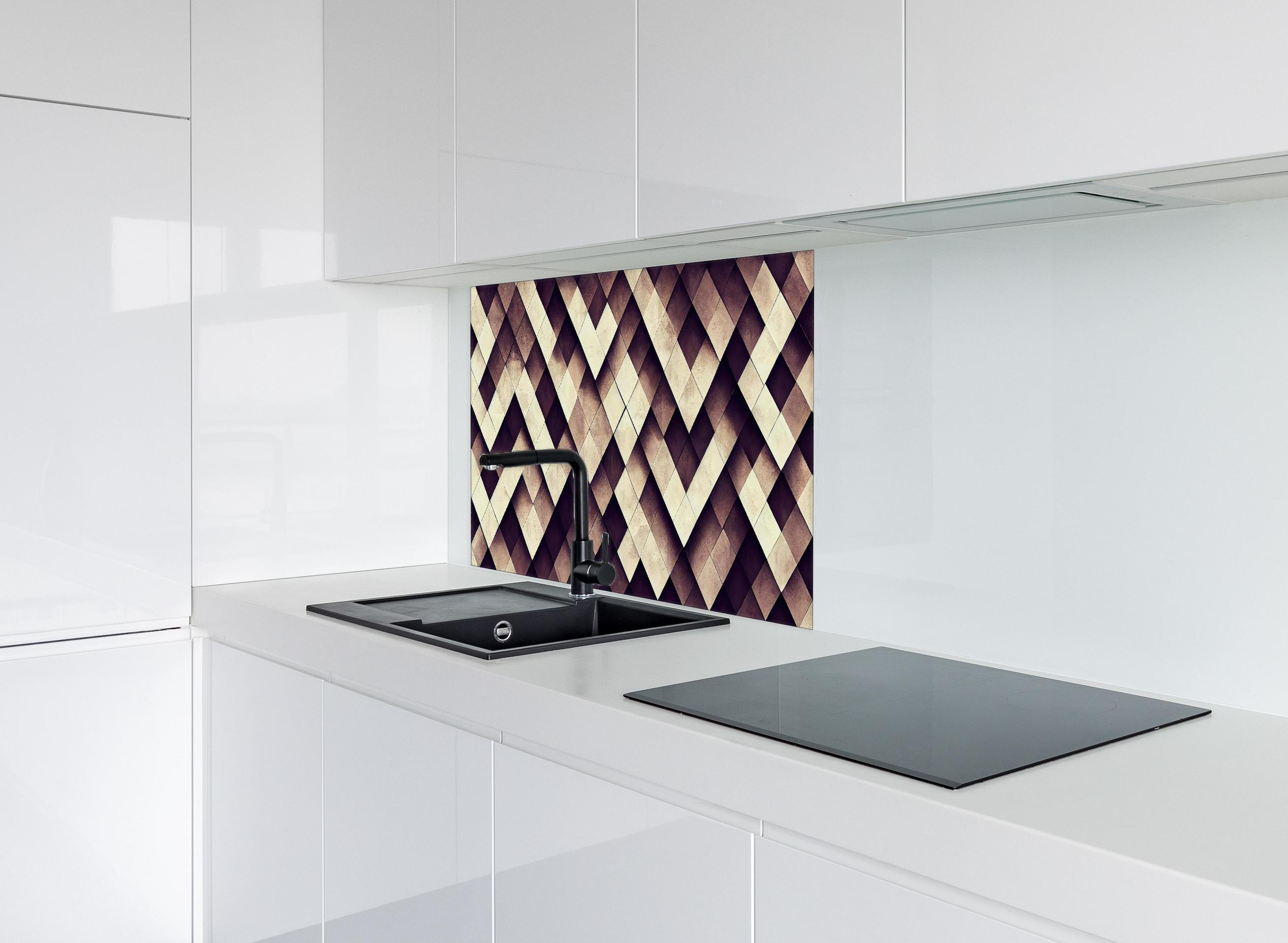 Spritzschutz - Braune abstrakte Schachbrett-Tapete Design hinter einem Cerankochfeld zwischen Holz-Kochutensilien
