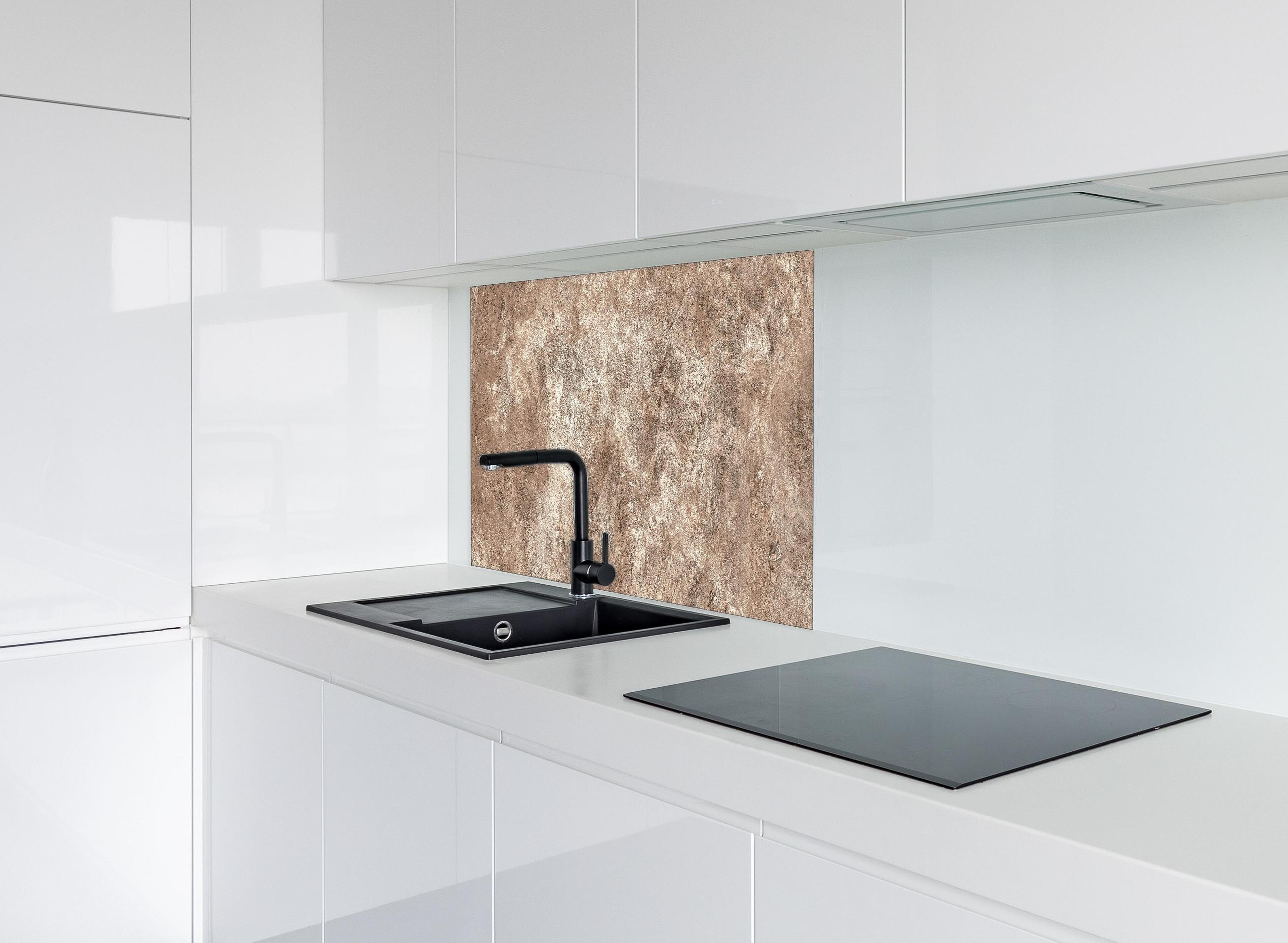 Spritzschutz - Brauner alter Sandstein 2 hinter einem Cerankochfeld zwischen Holz-Kochutensilien
