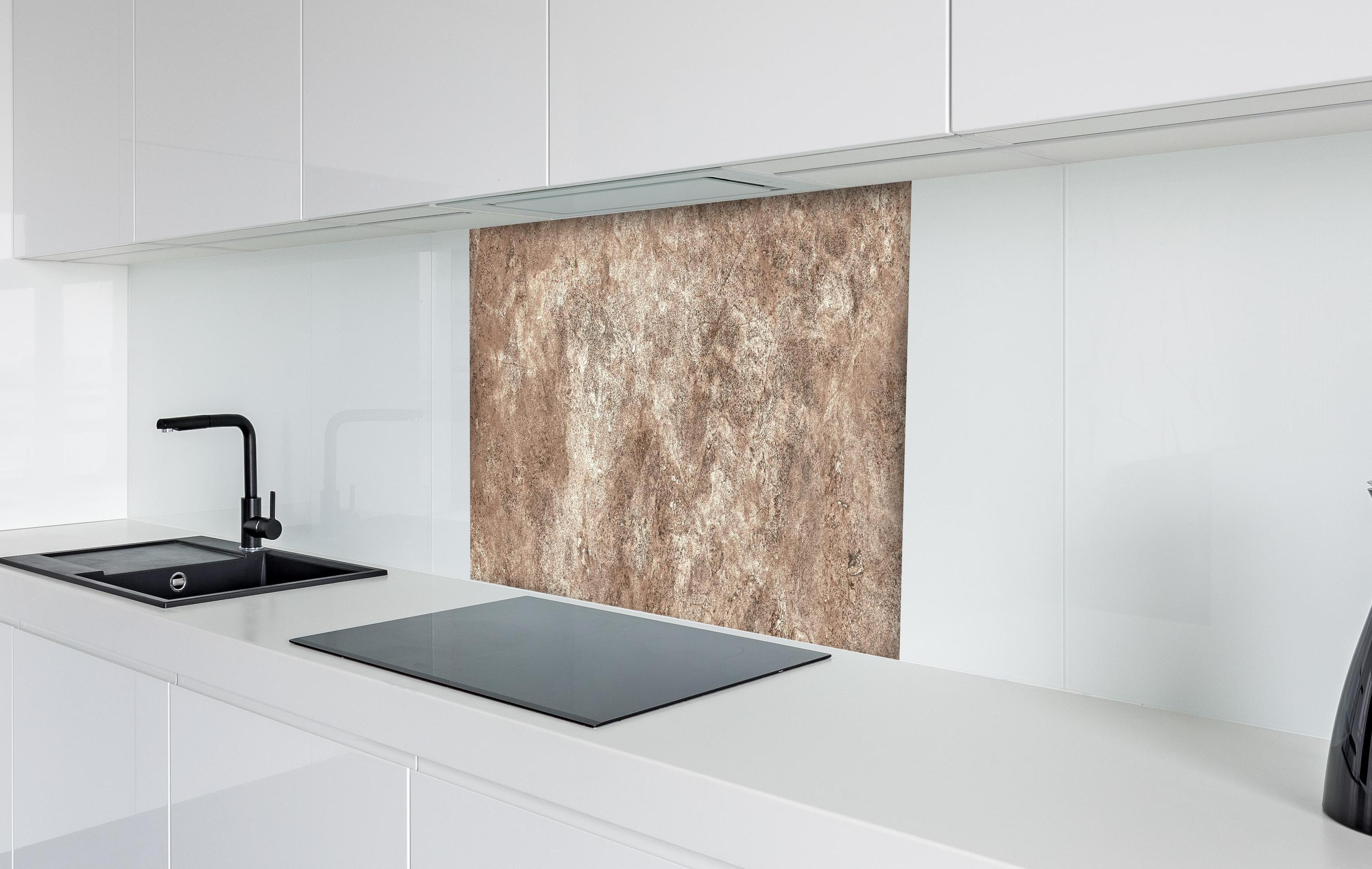 Spritzschutz - Brauner alter Sandstein 2 hinter einem Cerankochfeld zwischen Holz-Kochutensilien
