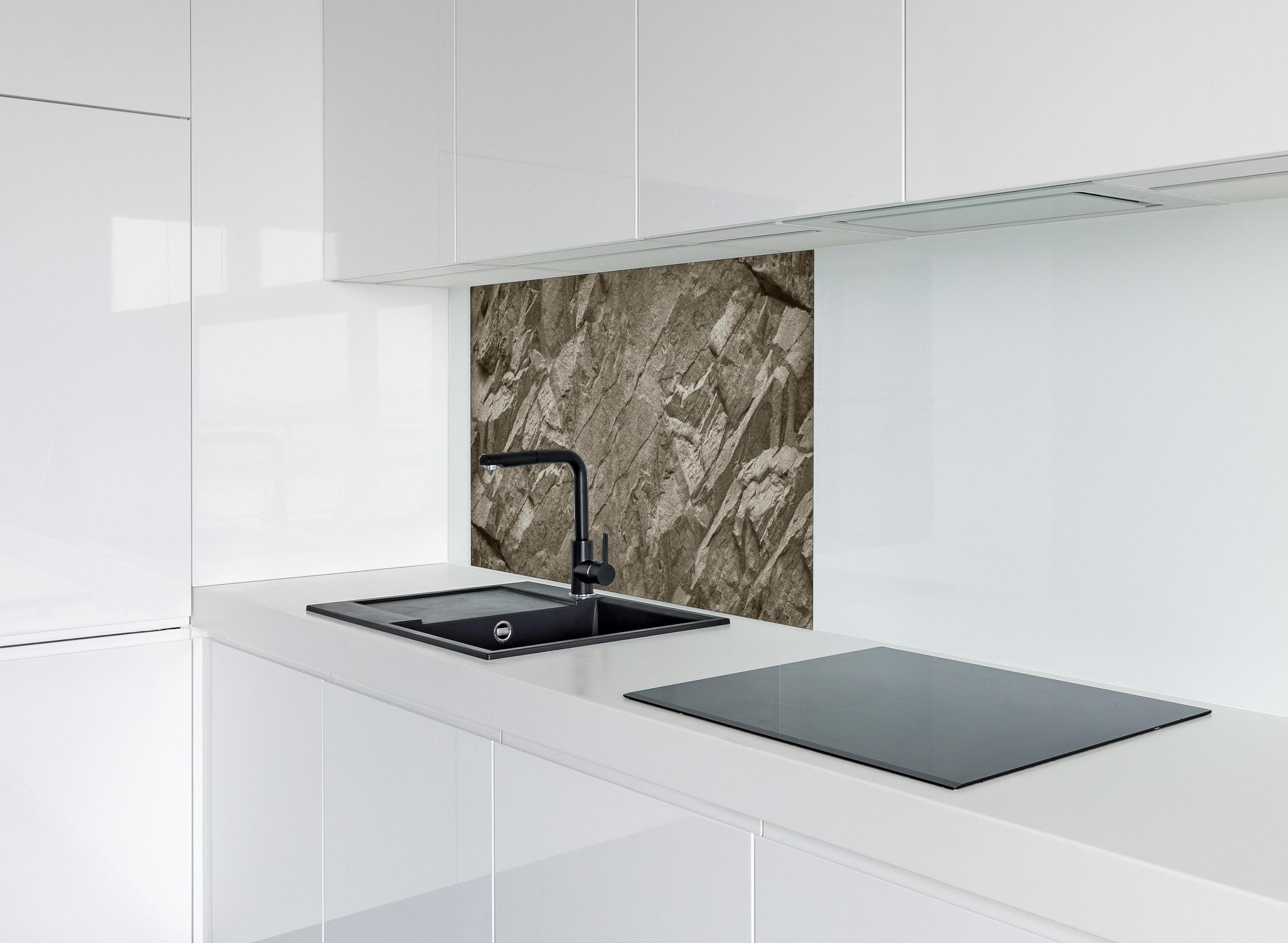 Spritzschutz - Breite braun-graue Felsstruktur hinter einem Cerankochfeld zwischen Holz-Kochutensilien
