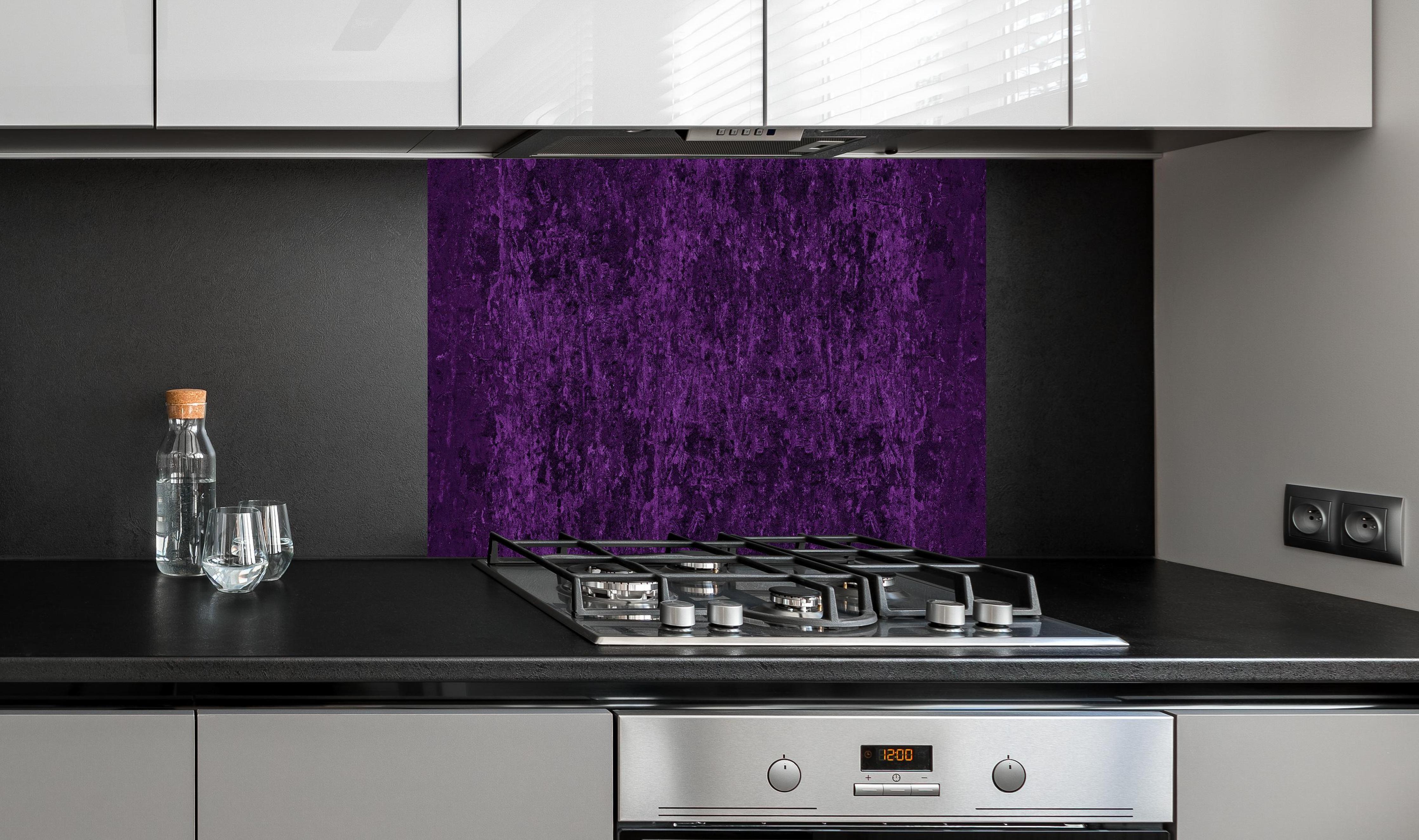 Spritzschutz - Breite dunkelviolette Panorama-Wandtextur hinter einem Cerankochfeld zwischen Holz-Kochutensilien
