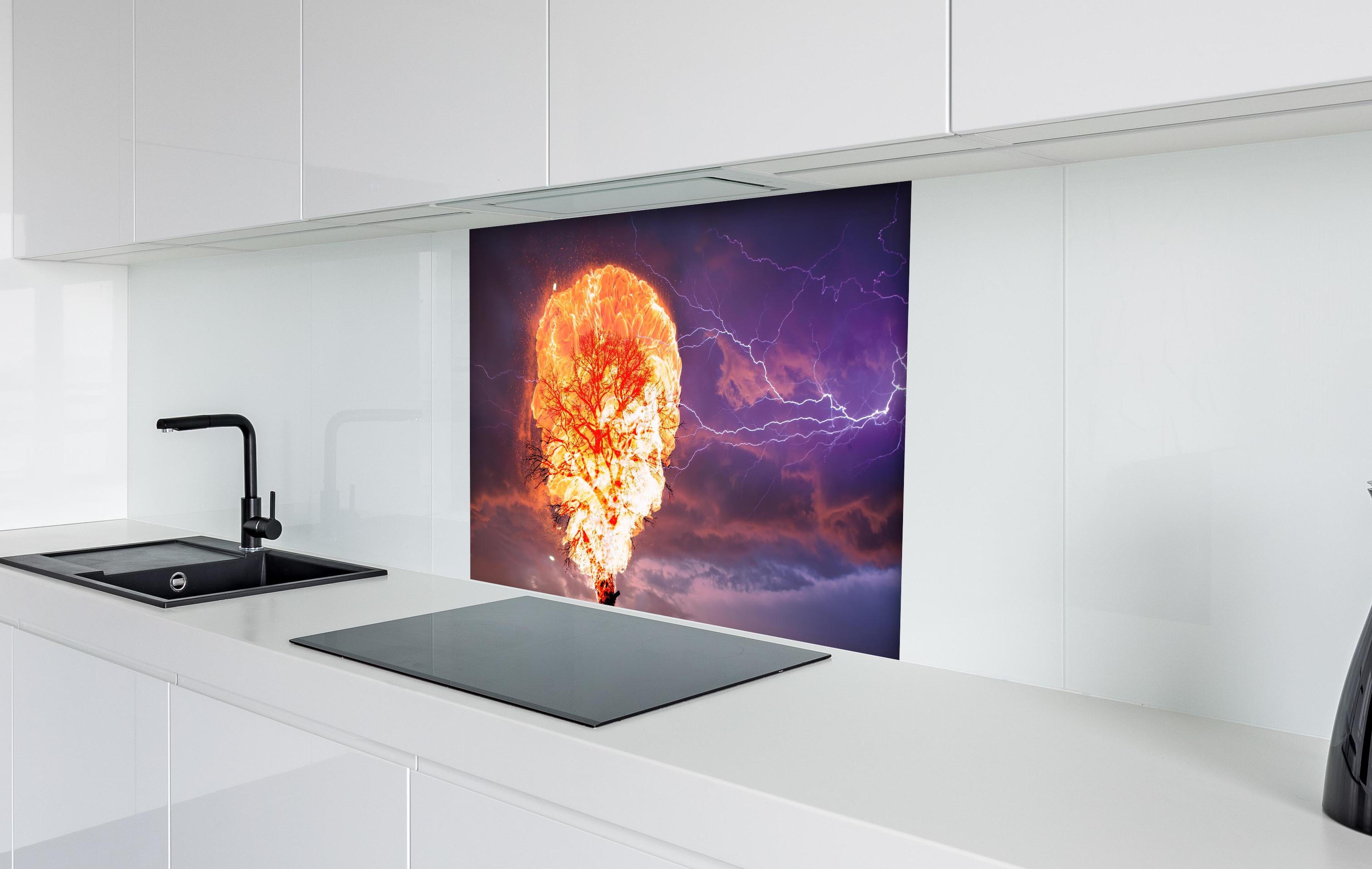 Spritzschutz - Brennender Baum bei Gewittersturm hinter einem Cerankochfeld zwischen Holz-Kochutensilien
