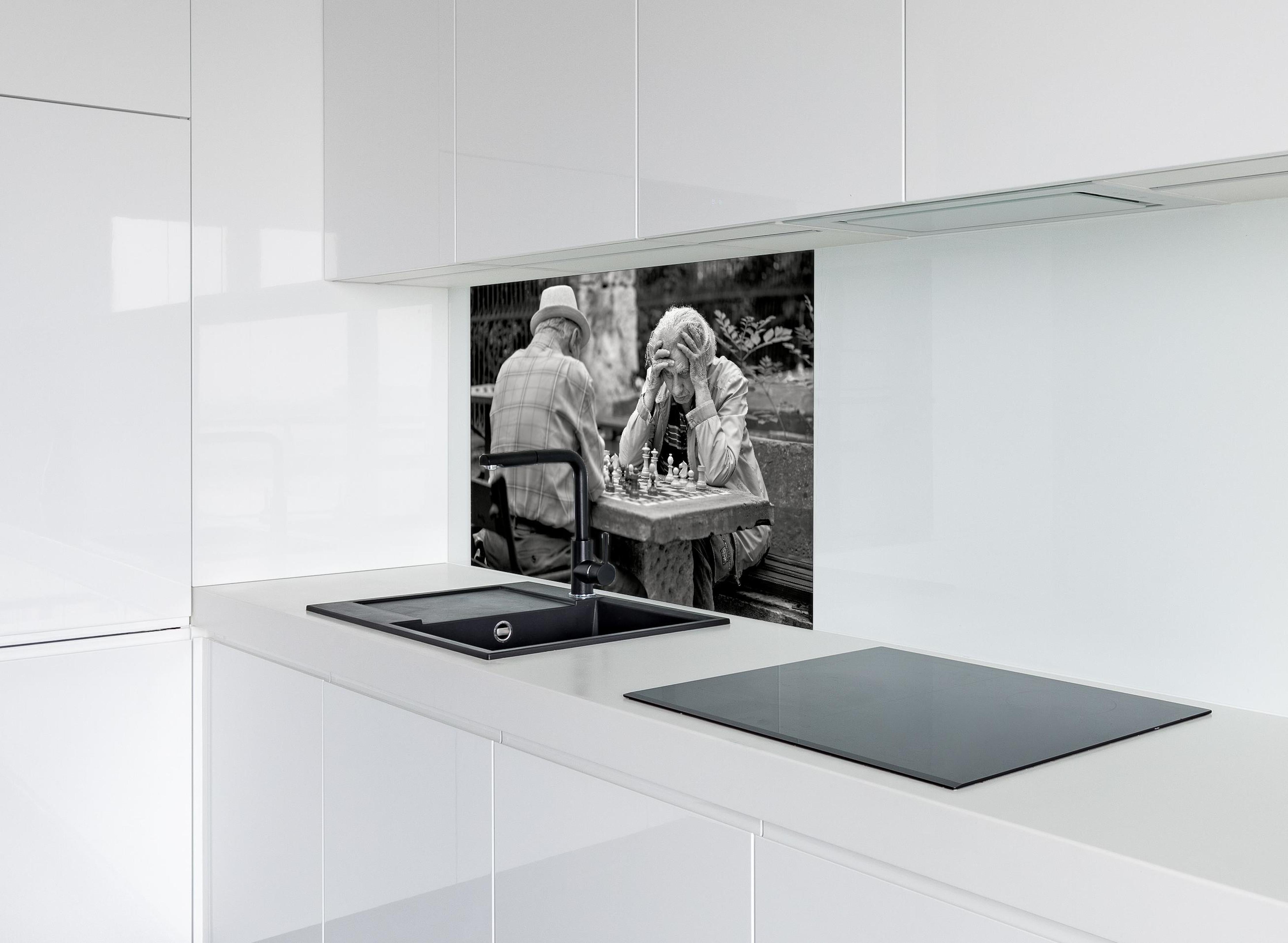 Spritzschutz - Brettspiele - Schwarz-weiß hinter einem Cerankochfeld zwischen Holz-Kochutensilien
