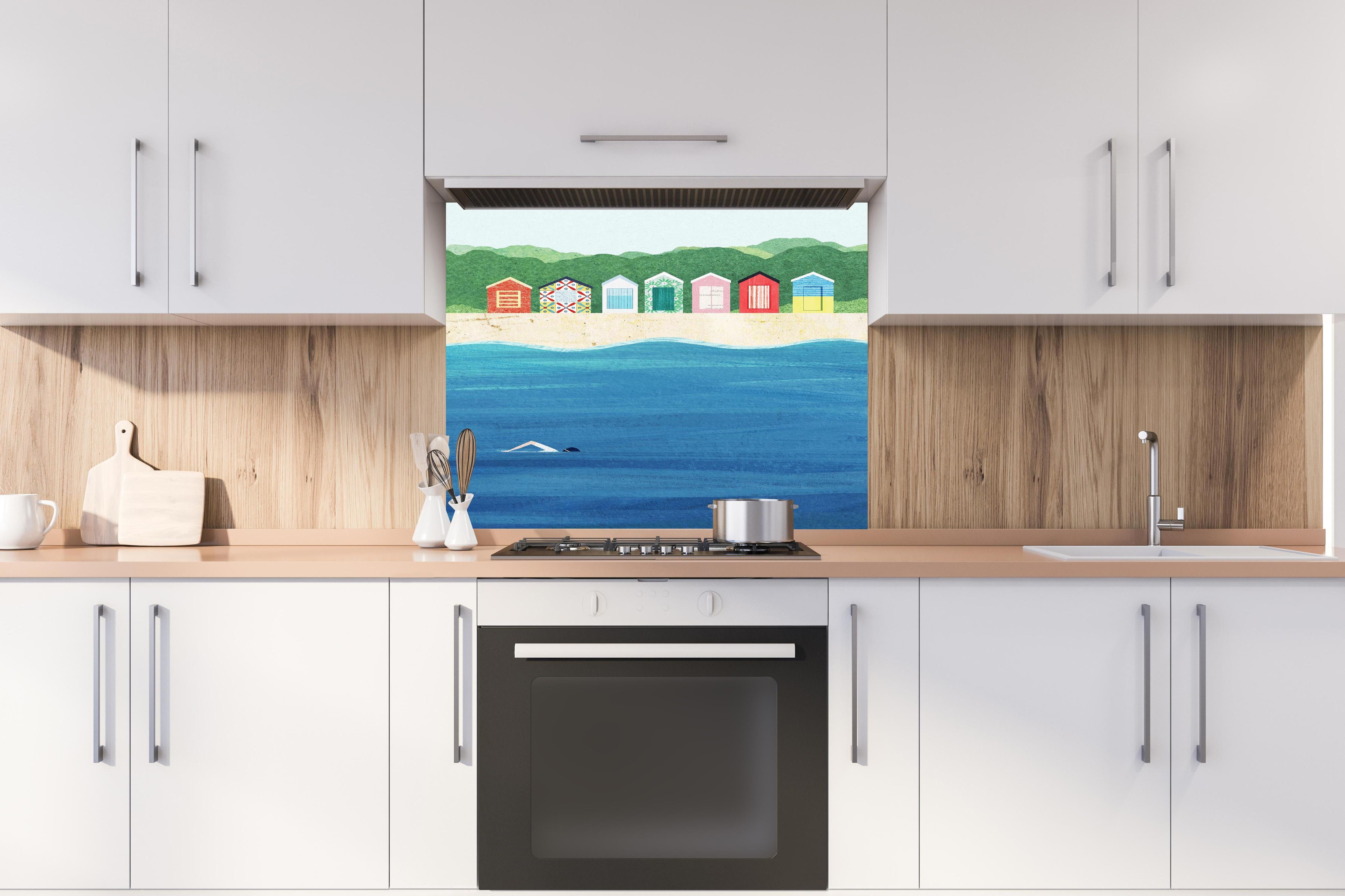 Spritzschutz - Brighton Beach Bunte Hütten und Meer hinter einem Cerankochfeld zwischen Holz-Kochutensilien
