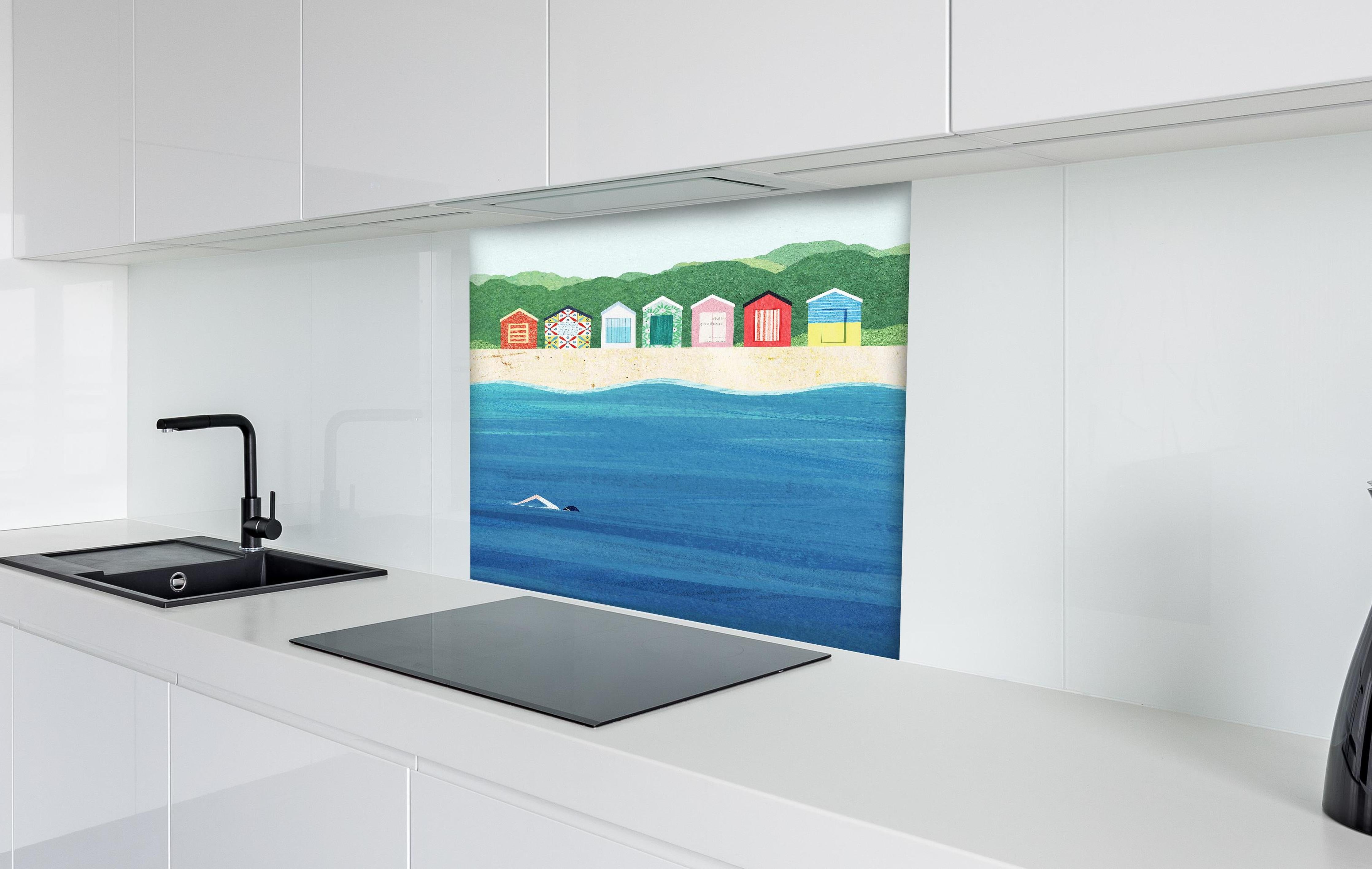 Spritzschutz - Brighton Beach Bunte Hütten und Meer hinter einem Cerankochfeld zwischen Holz-Kochutensilien
